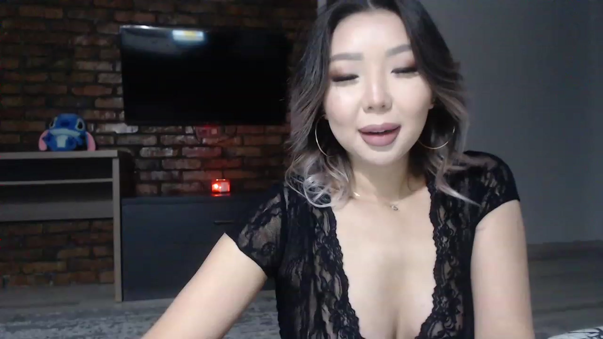 Gallery image thumbnail from MinggLee_'s myfreecams stream on, 02/13/2023, 17:23 image 6 of 20