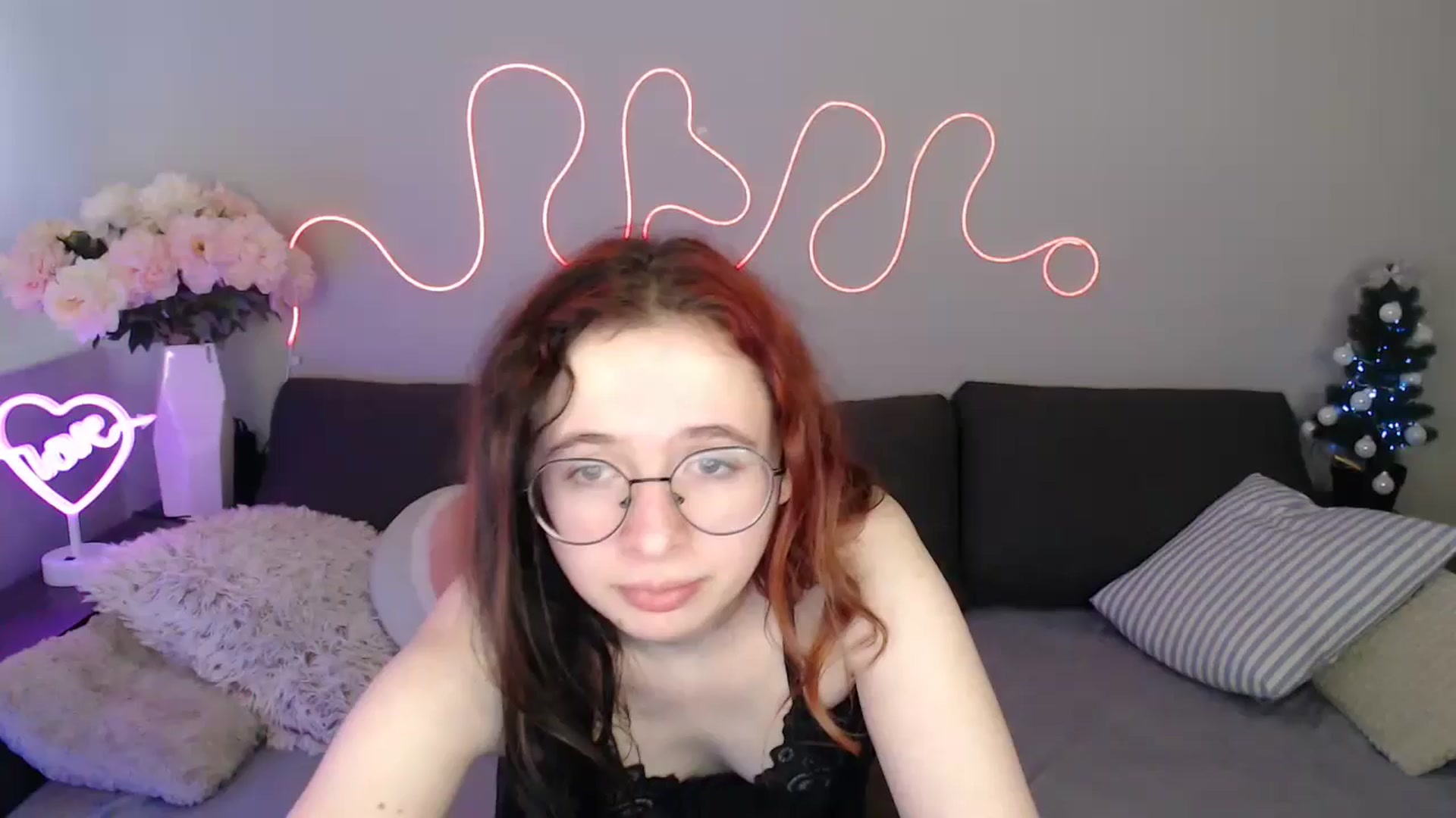 Gallery image thumbnail from Mini_Diva's myfreecams stream on, 12/24/2025, 11:04 image 1 of 20
