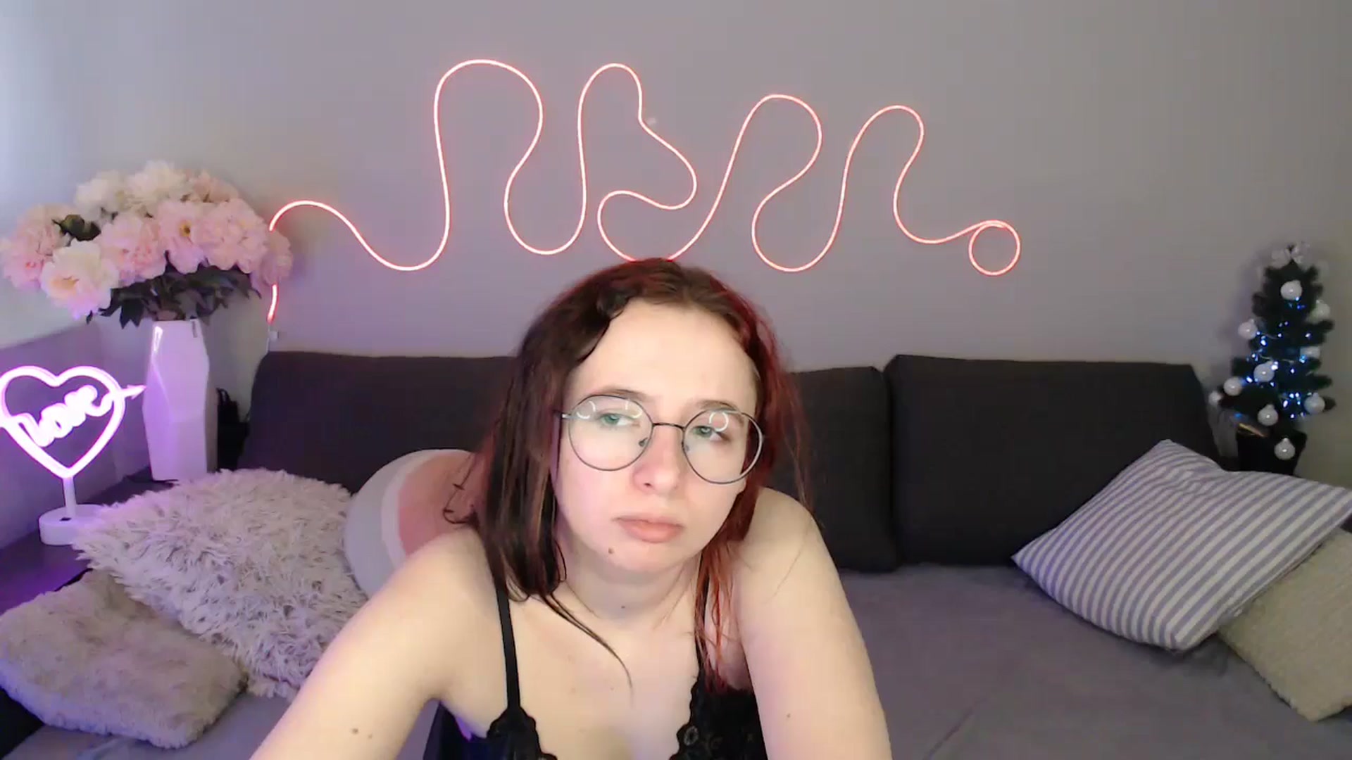 Gallery image thumbnail from Mini_Diva's myfreecams stream on, 12/24/2025, 11:37 image 6 of 20