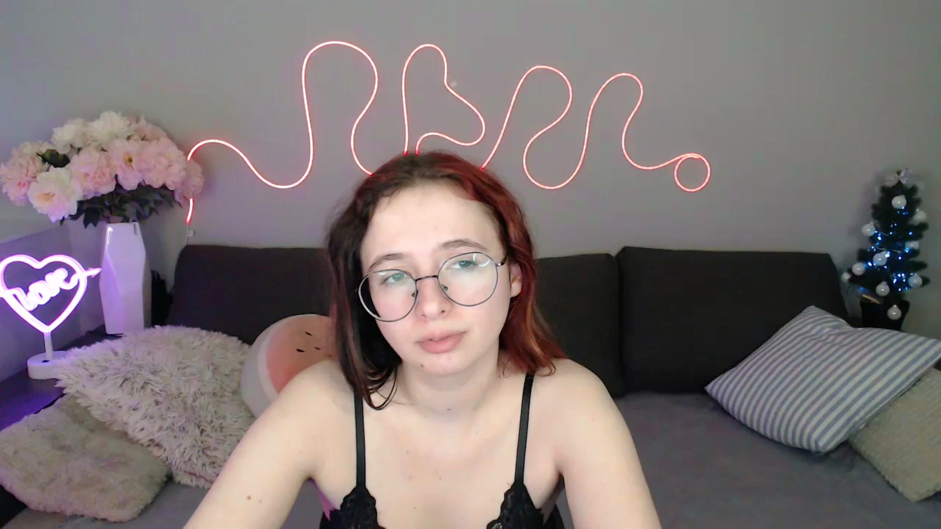 Gallery image thumbnail from Mini_Diva's myfreecams stream on, 12/24/2025, 14:42 image 14 of 20