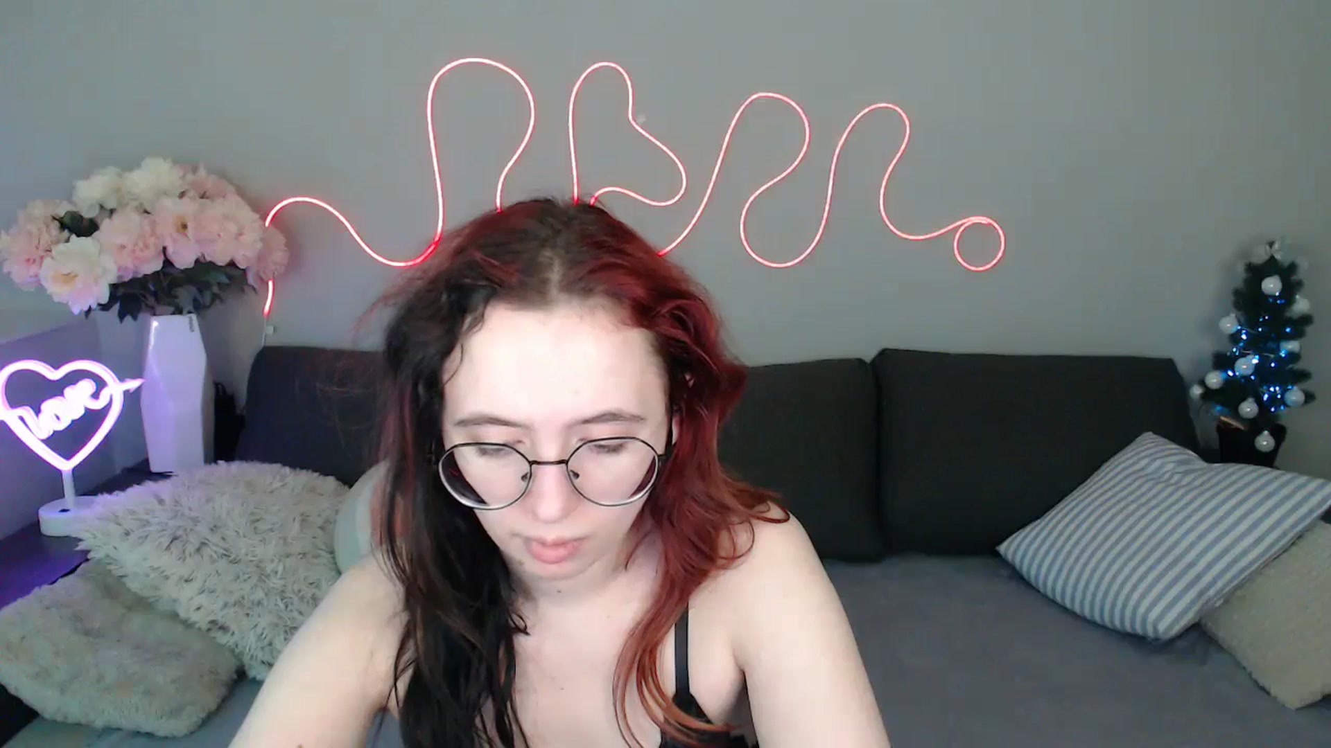 Gallery image thumbnail from Mini_Diva's myfreecams stream on, 12/24/2025, 14:42 image 16 of 20