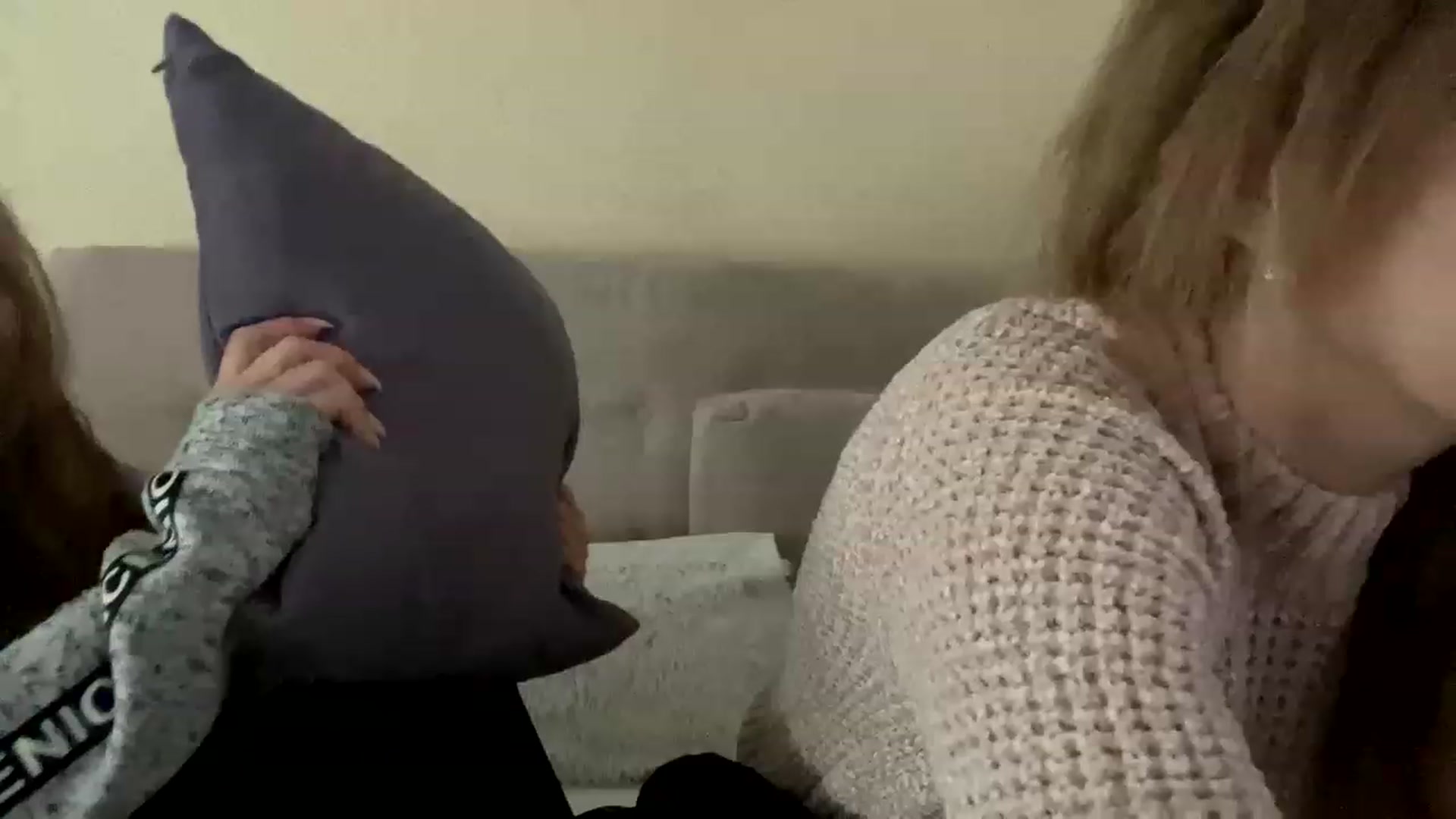 Gallery image thumbnail from Minions_Party's myfreecams stream on, 11/28/2022, 11:09 image 10 of 20