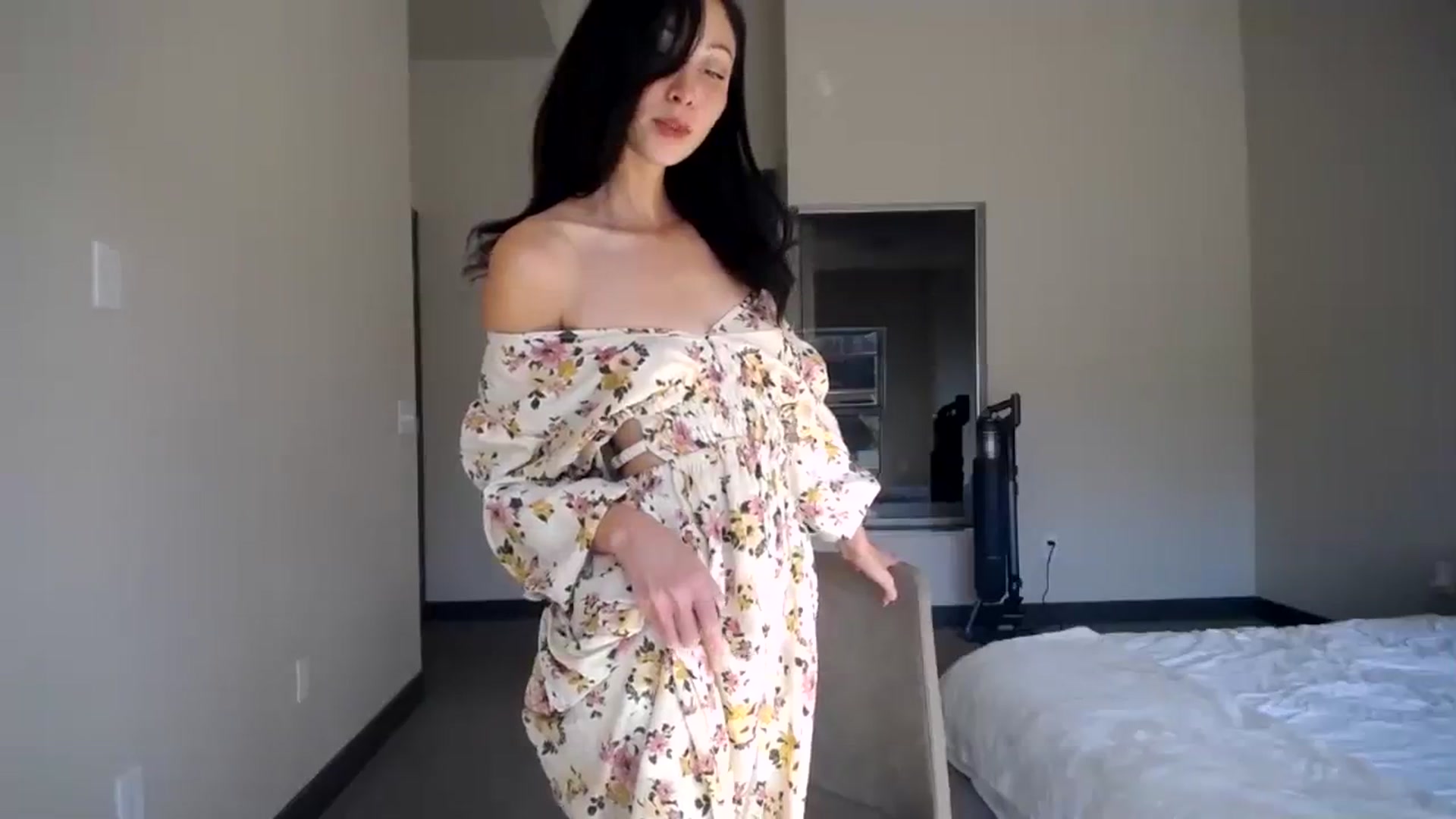 Gallery image thumbnail from Minnie_BOOM's myfreecams stream on, 10/19/2023, 20:43 image 11 of 20