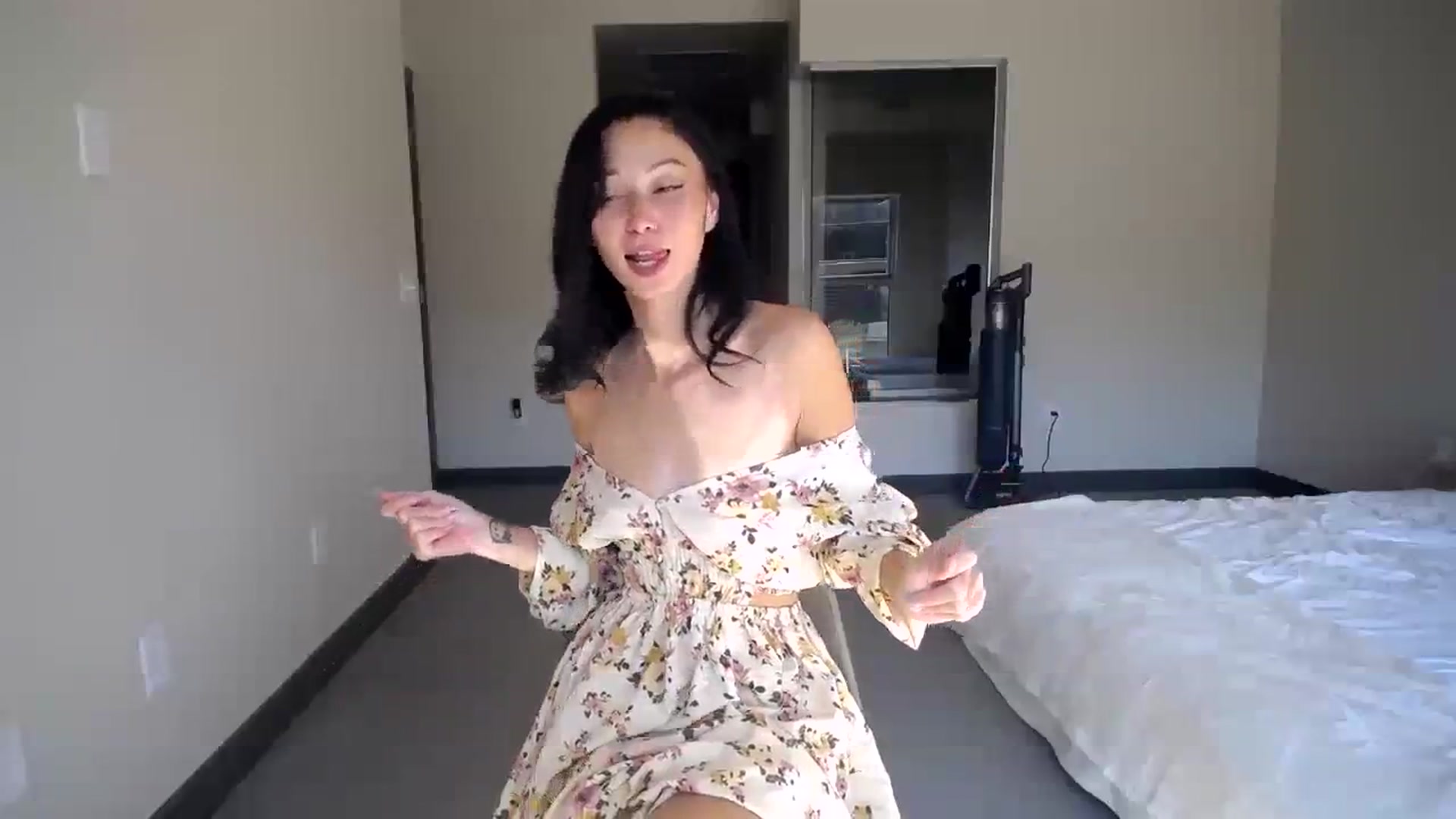 Gallery image thumbnail from Minnie_BOOM's myfreecams stream on, 10/19/2023, 20:43 image 7 of 20