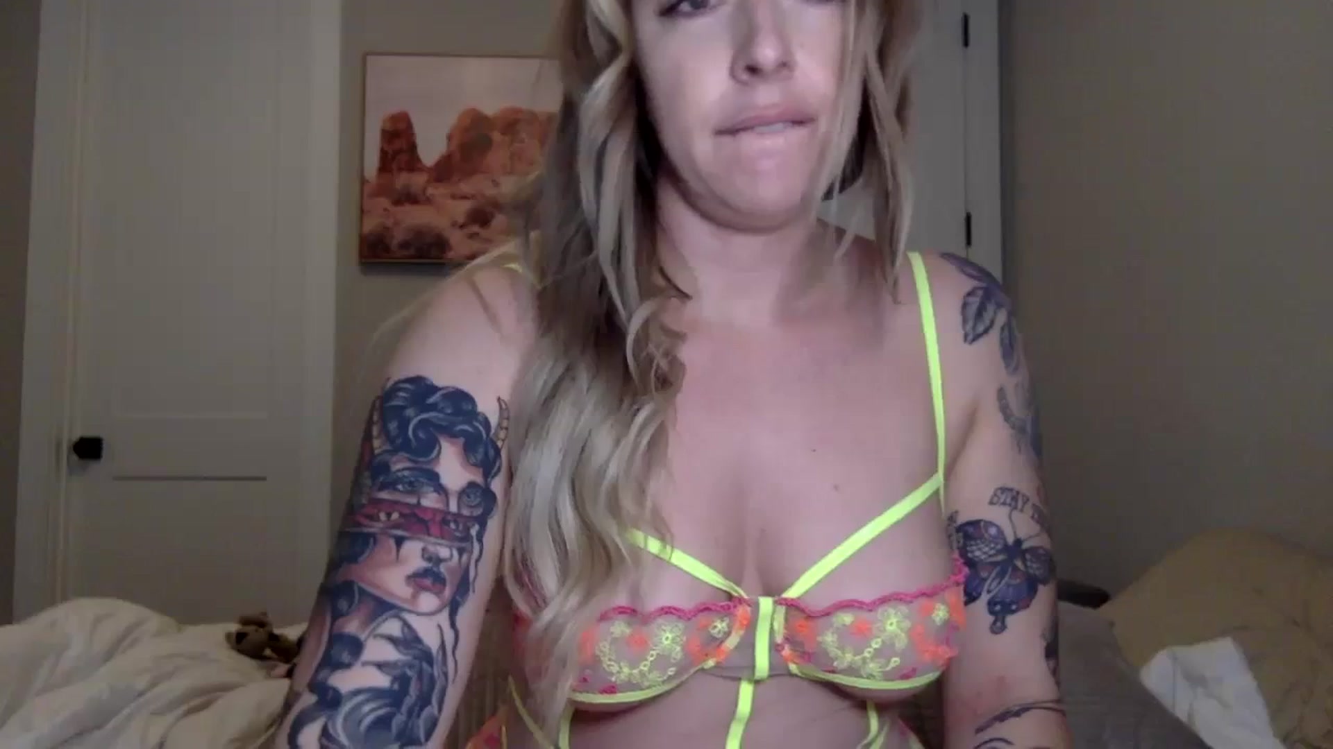 Gallery image thumbnail from Minx_nextdoor's myfreecams stream on, 03/25/2024, 17:39 image 7 of 20