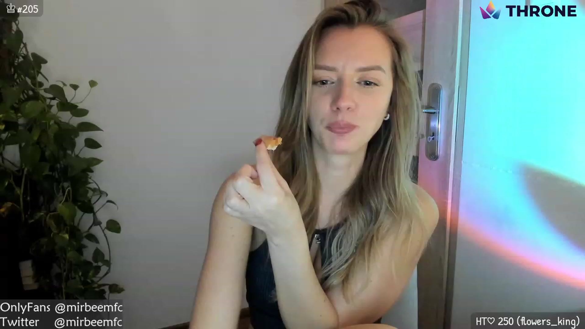 Gallery image thumbnail from MirBee's myfreecams stream on, 11/19/2022, 01:32 image 14 of 20