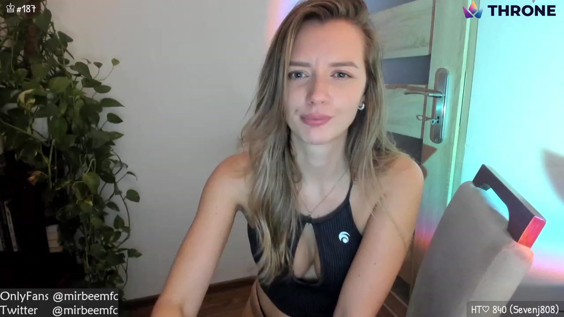 Gallery image thumbnail from MirBee's myfreecams stream on, 11/19/2022, 04:16 image 7 of 20