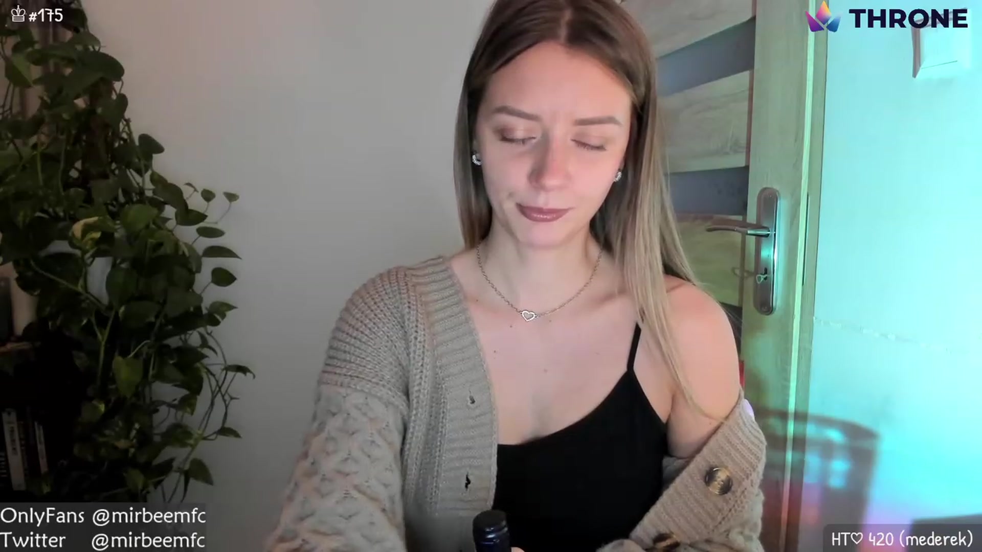 Gallery image thumbnail from MirBee's myfreecams stream on, 11/29/2022, 24:06 image 16 of 20