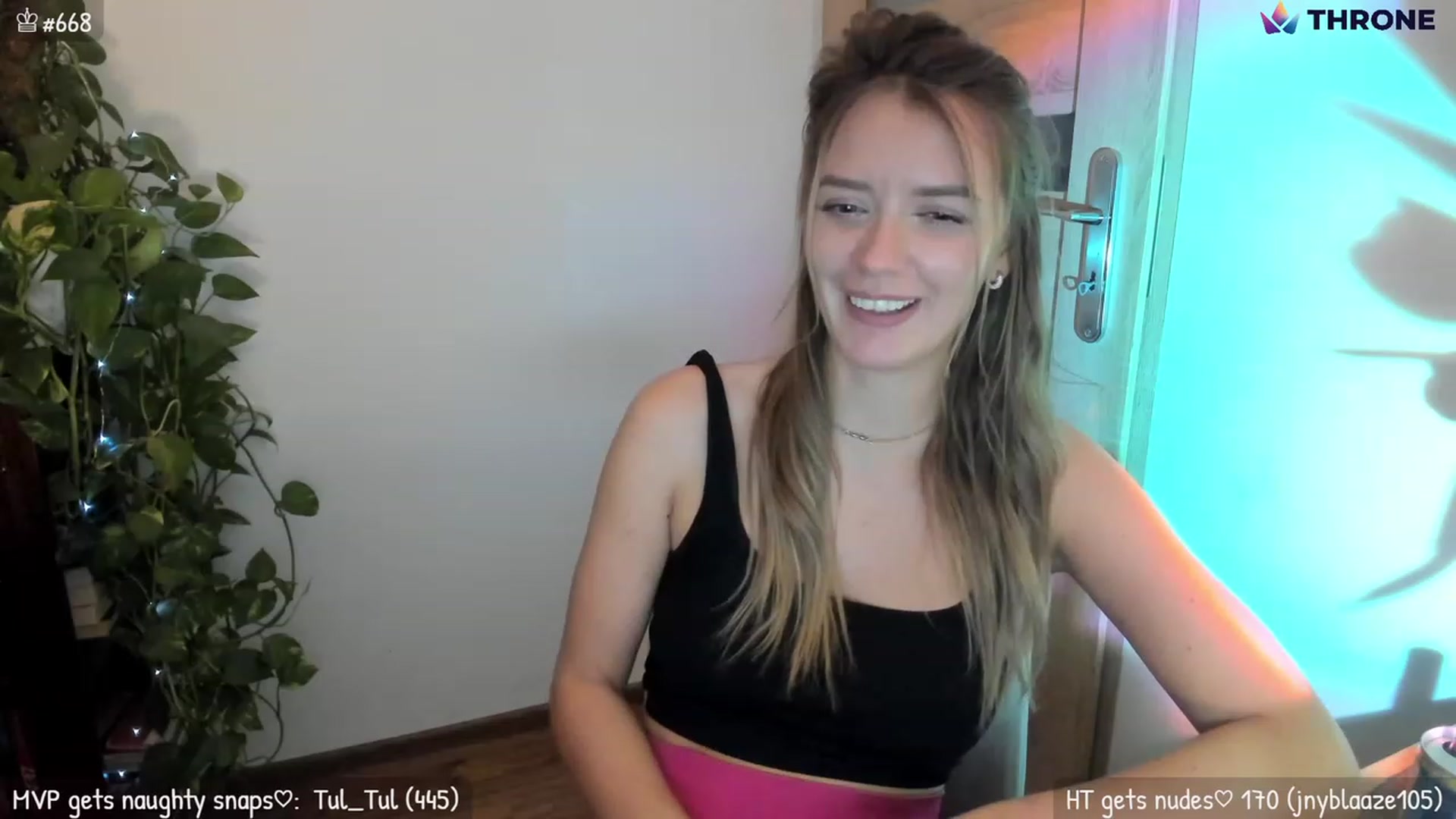 Gallery image thumbnail from MirBee's myfreecams stream on, 12/10/2022, 24:18 image 17 of 20