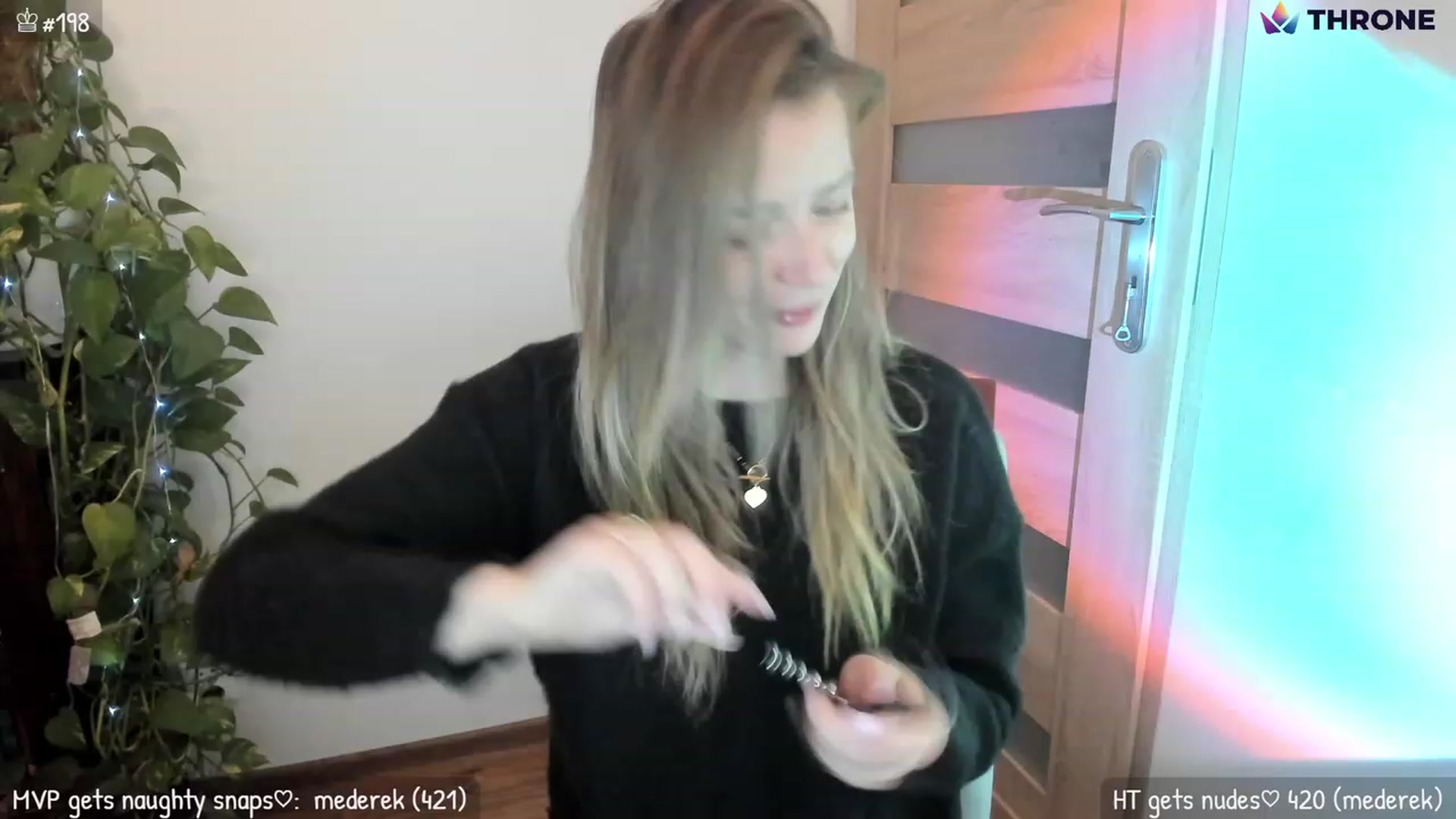 Gallery image thumbnail from MirBee's myfreecams stream on, 12/11/2022, 23:04 image 3 of 20