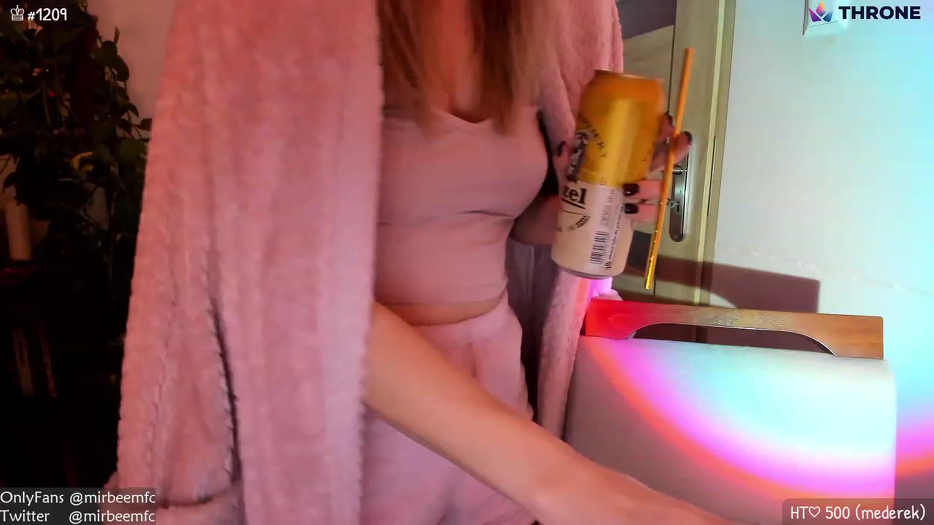 Gallery image thumbnail from MirBee's myfreecams stream on, 01/04/2023, 24:06 image 6 of 20