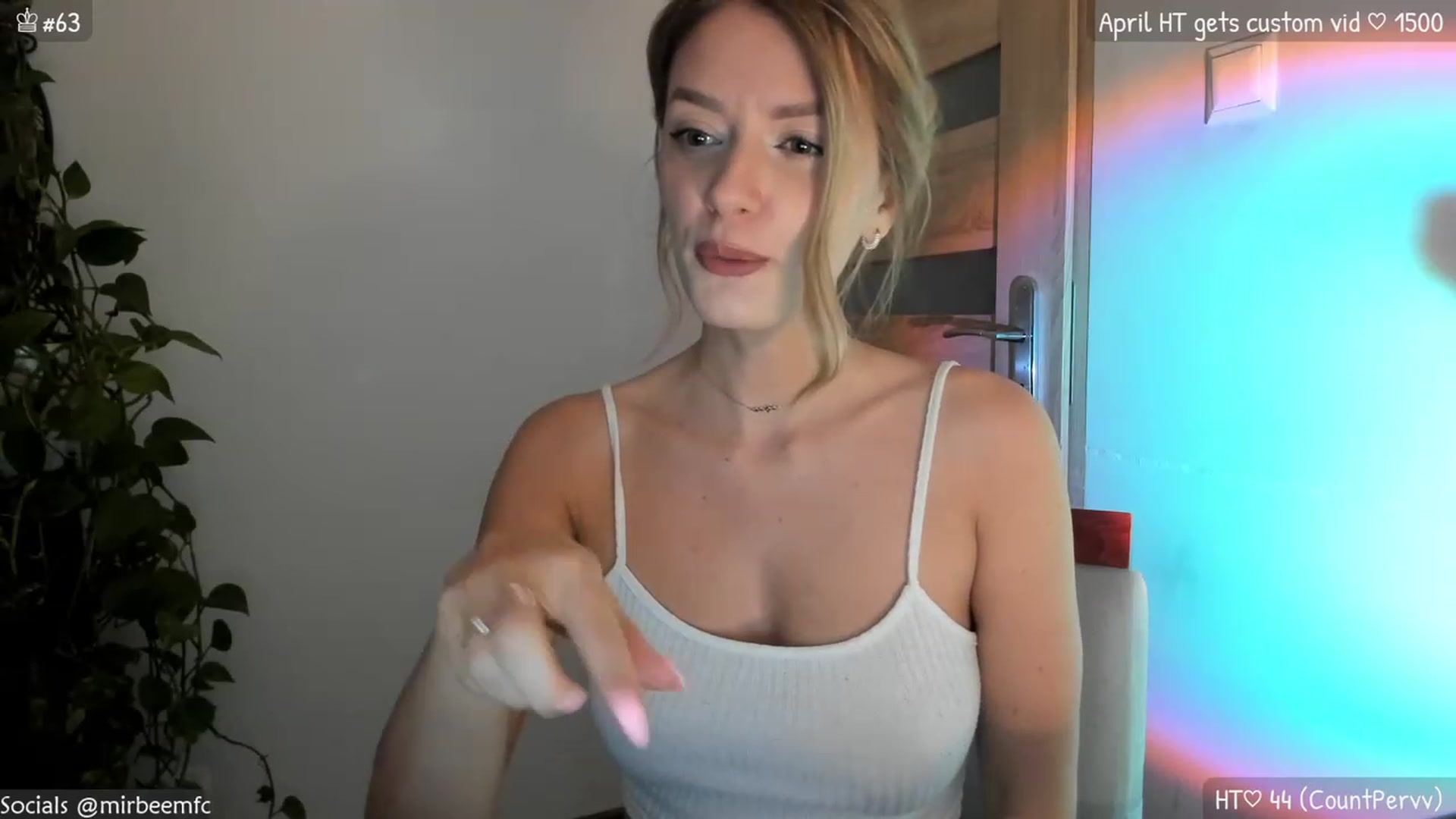 Gallery image thumbnail from MirBee's myfreecams stream on, 04/03/2023, 22:03 image 13 of 20