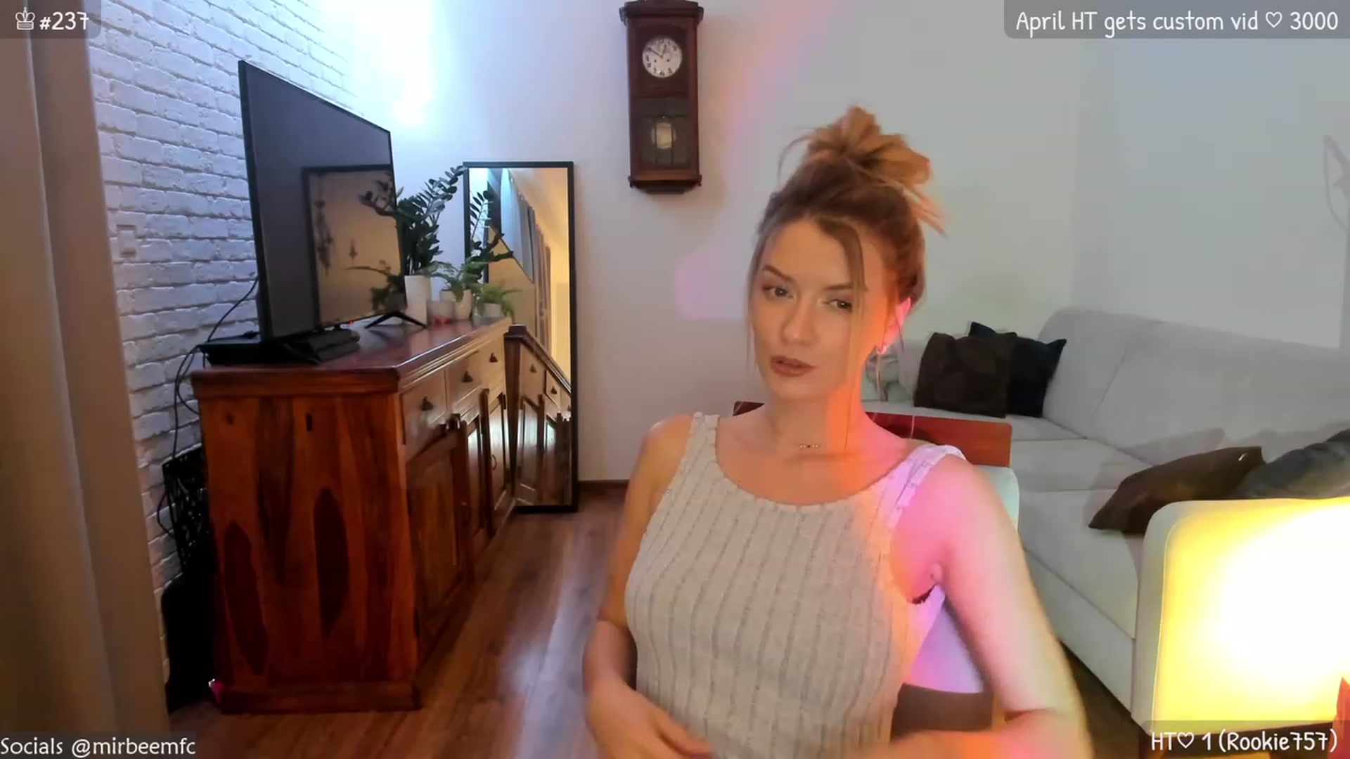 Gallery image thumbnail from MirBee's myfreecams stream on, 04/21/2023, 21:32 image 3 of 20
