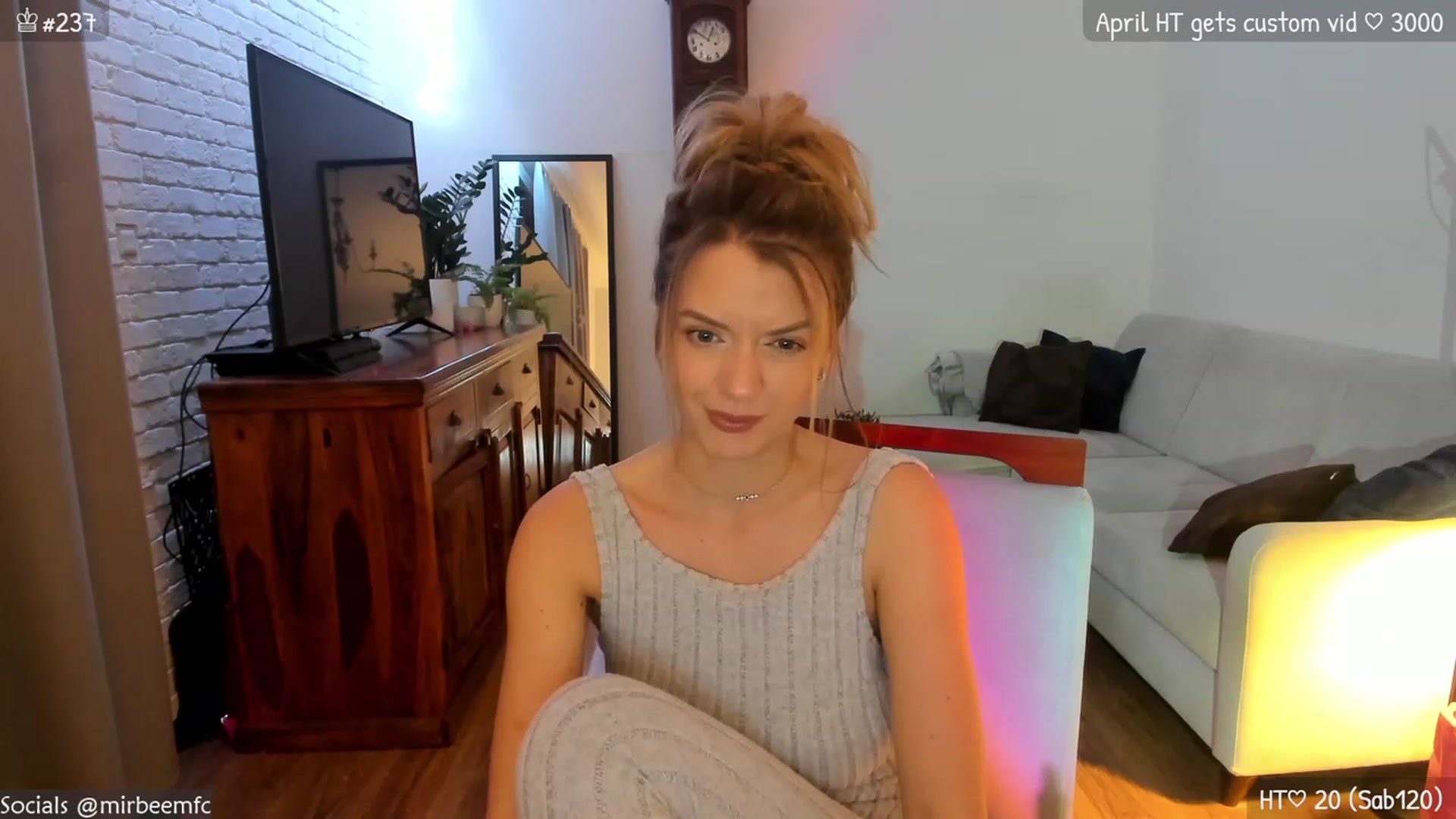 Gallery image thumbnail from MirBee's myfreecams stream on, 04/21/2023, 21:32 image 4 of 20