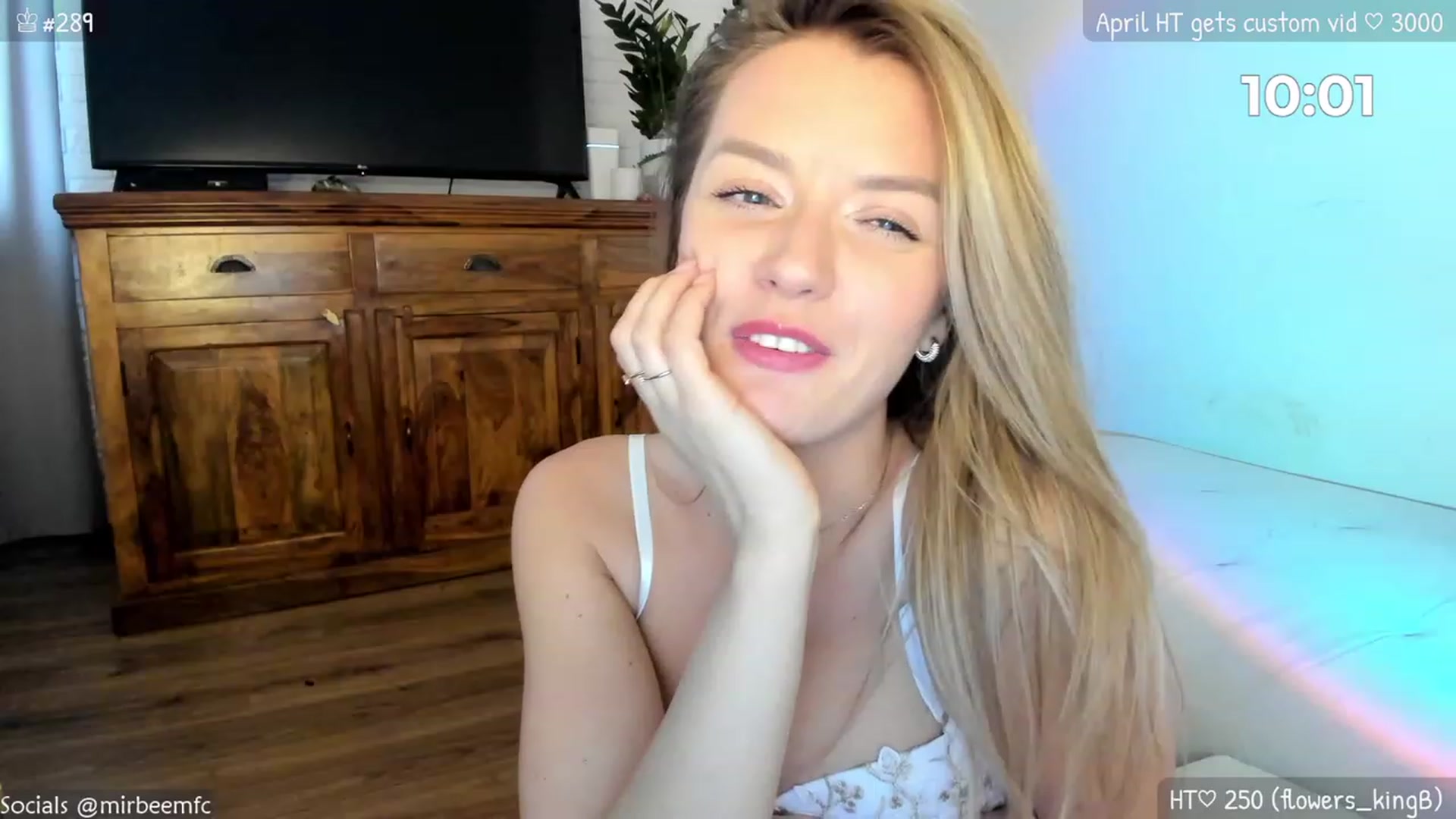Gallery image thumbnail from MirBee's myfreecams stream on, 04/27/2023, 15:35 image 15 of 20