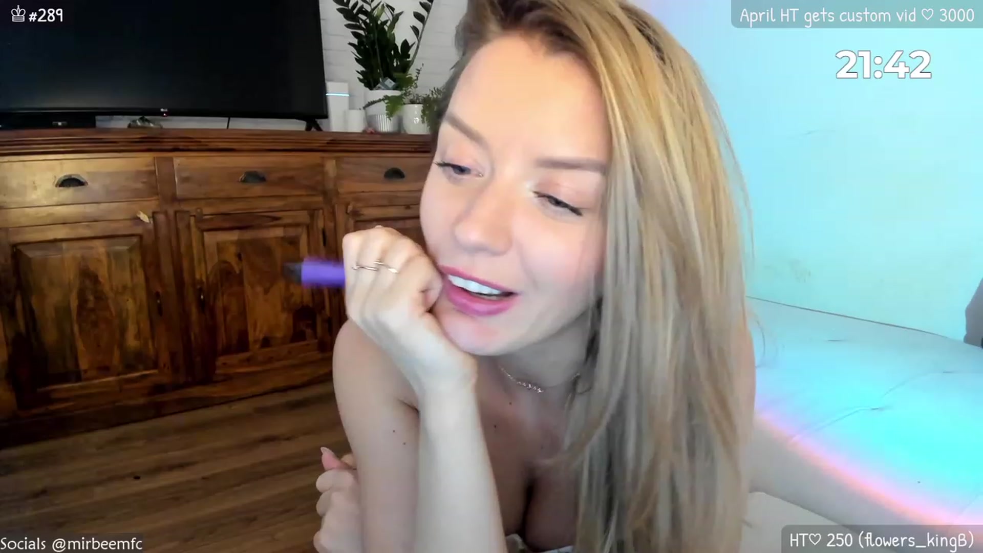 Gallery image thumbnail from MirBee's myfreecams stream on, 04/27/2023, 15:35 image 9 of 20