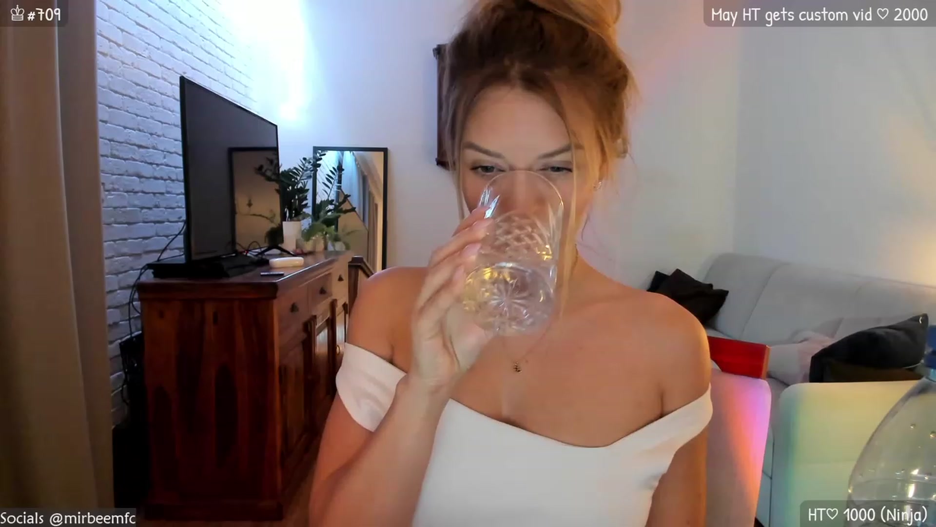 Gallery image thumbnail from MirBee's myfreecams stream on, 05/09/2023, 23:34 image 14 of 20