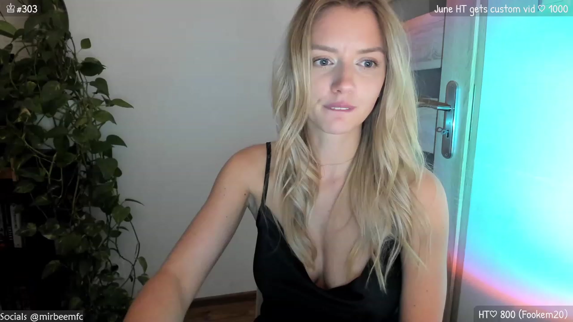 Gallery image thumbnail from MirBee's myfreecams stream on, 06/02/2023, 21:29 image 7 of 20