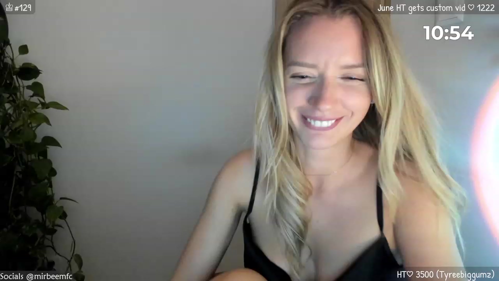 Gallery image thumbnail from MirBee's myfreecams stream on, 06/03/2023, 24:12 image 5 of 20