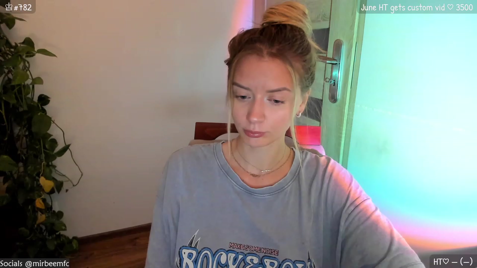 Gallery image thumbnail from MirBee's myfreecams stream on, 06/20/2023, 21:41 image 2 of 20