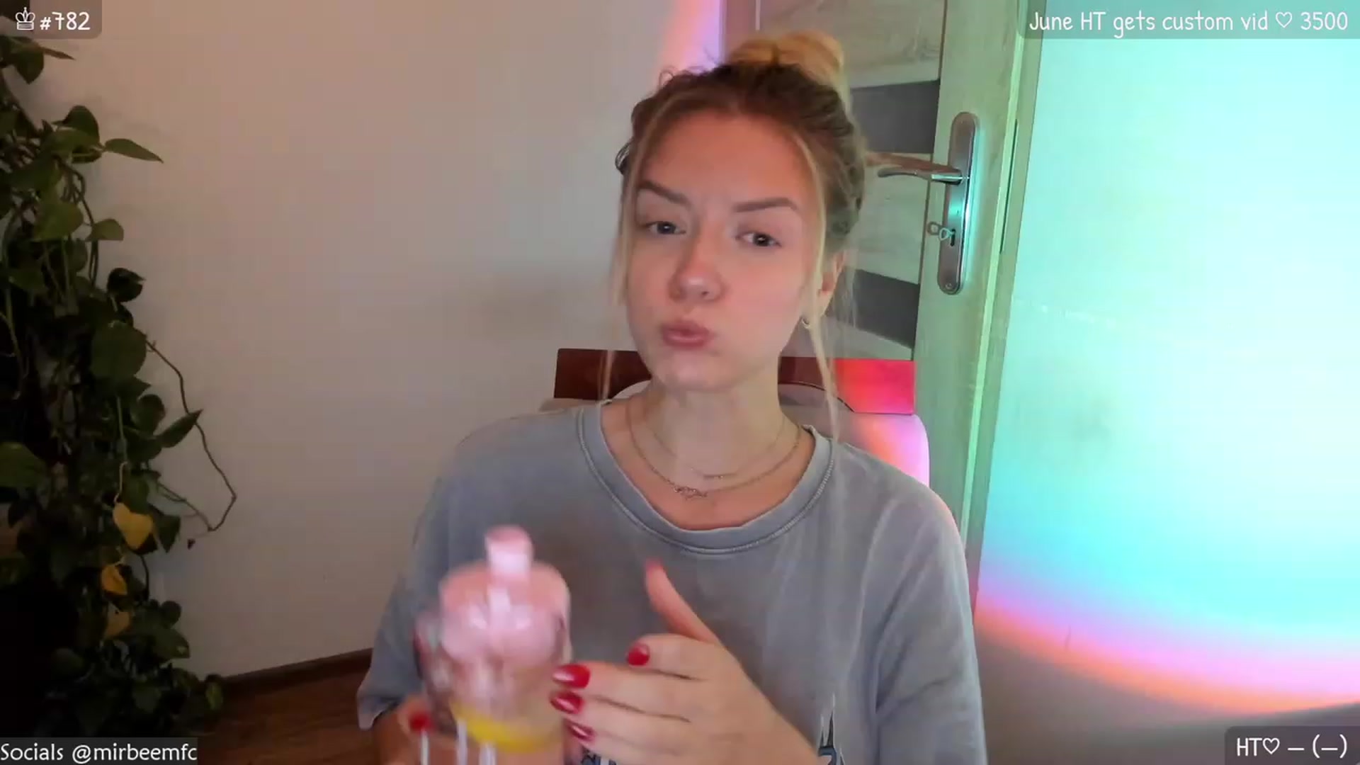 Gallery image thumbnail from MirBee's myfreecams stream on, 06/20/2023, 21:41 image 4 of 20