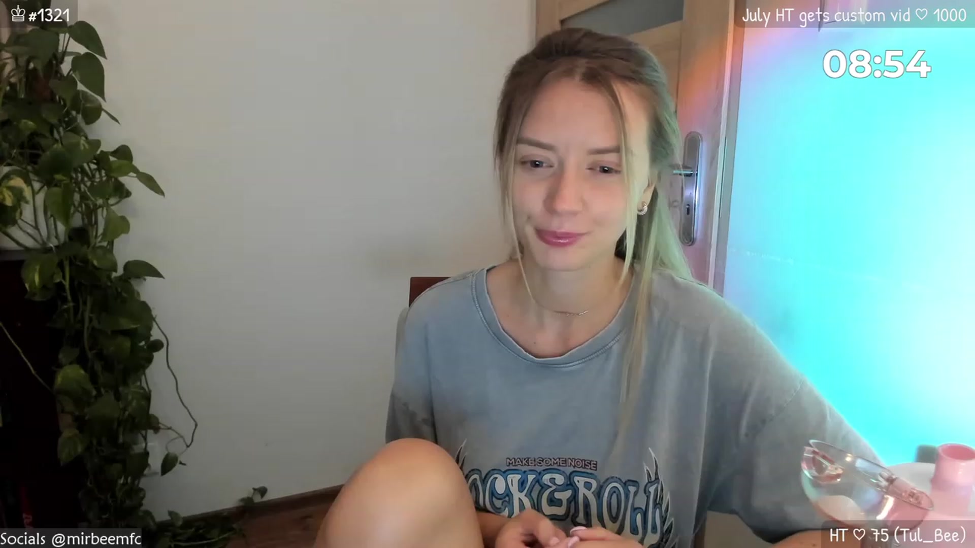 Gallery image thumbnail from MirBee's myfreecams stream on, 07/06/2023, 22:42 image 19 of 20