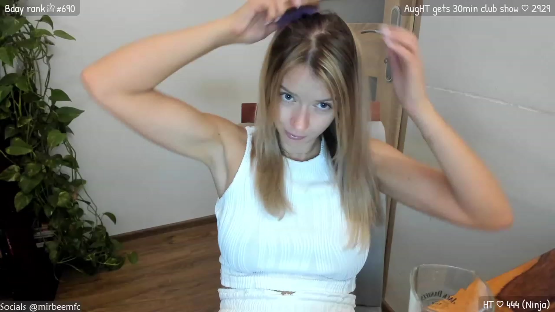 Gallery image thumbnail from MirBee's myfreecams stream on, 08/06/2023, 22:49 image 17 of 20