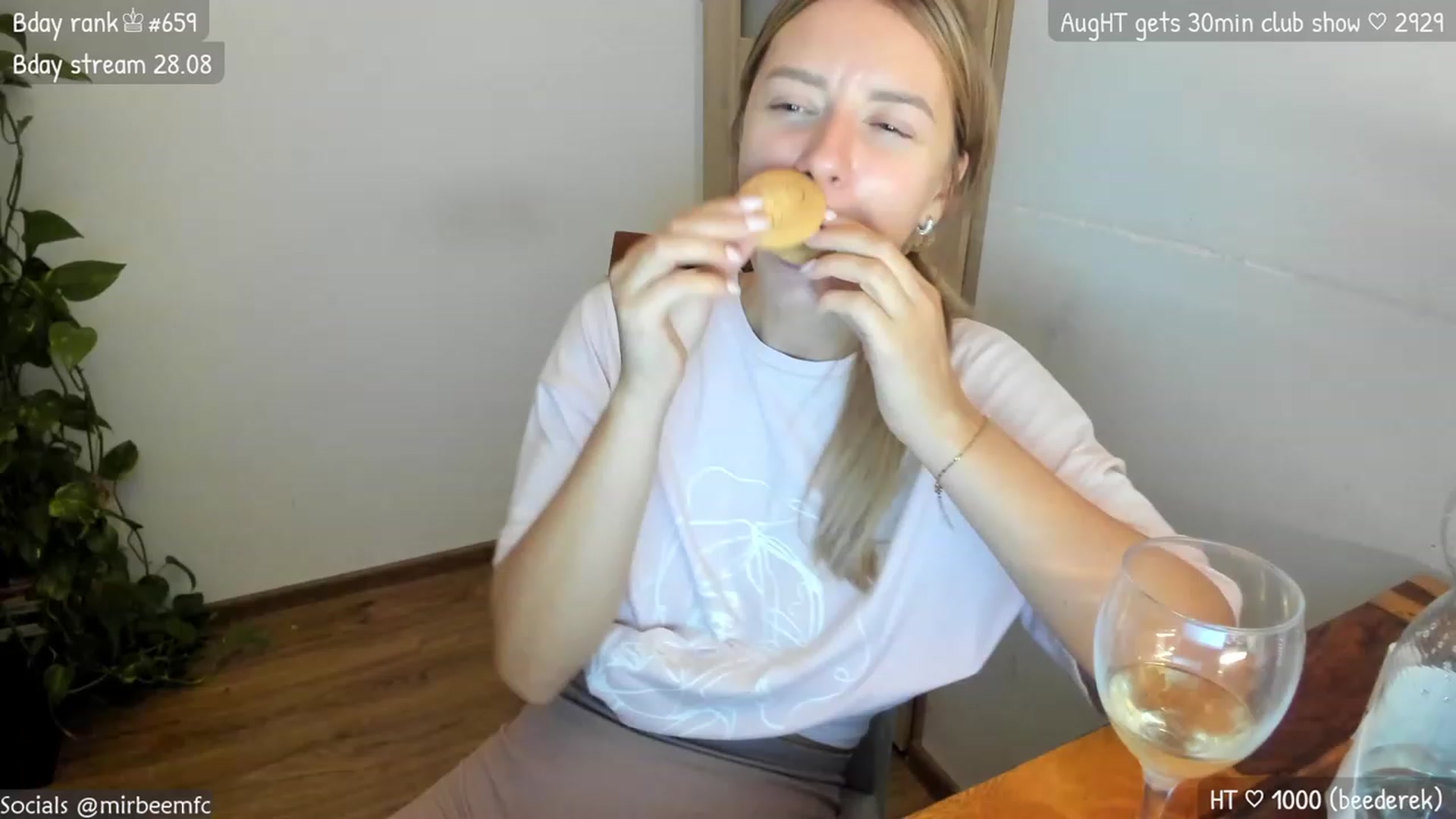 Gallery image thumbnail from MirBee's myfreecams stream on, 08/17/2023, 22:37 image 17 of 20