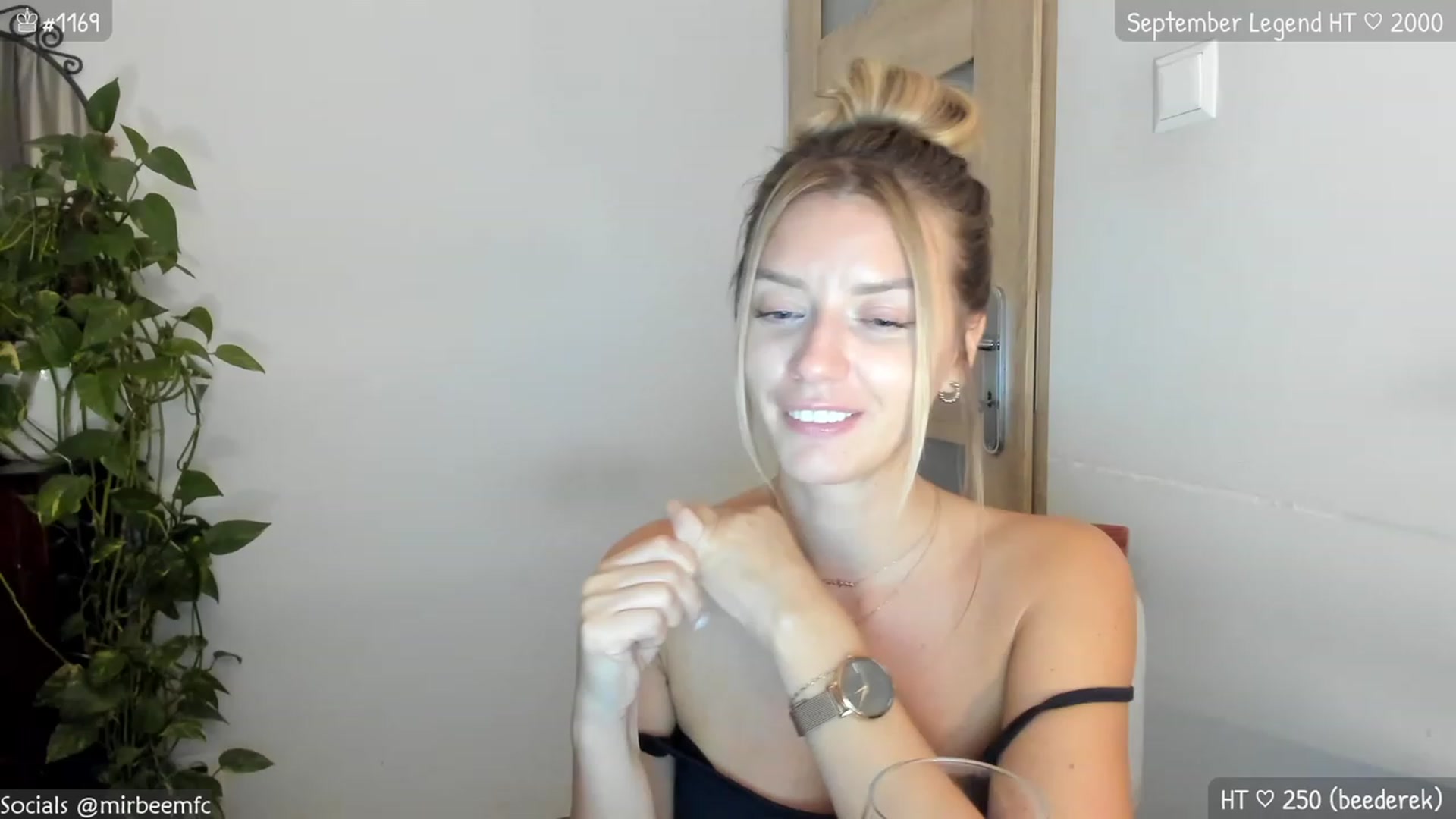 Gallery image thumbnail from MirBee's myfreecams stream on, 09/14/2023, 22:08 image 4 of 20