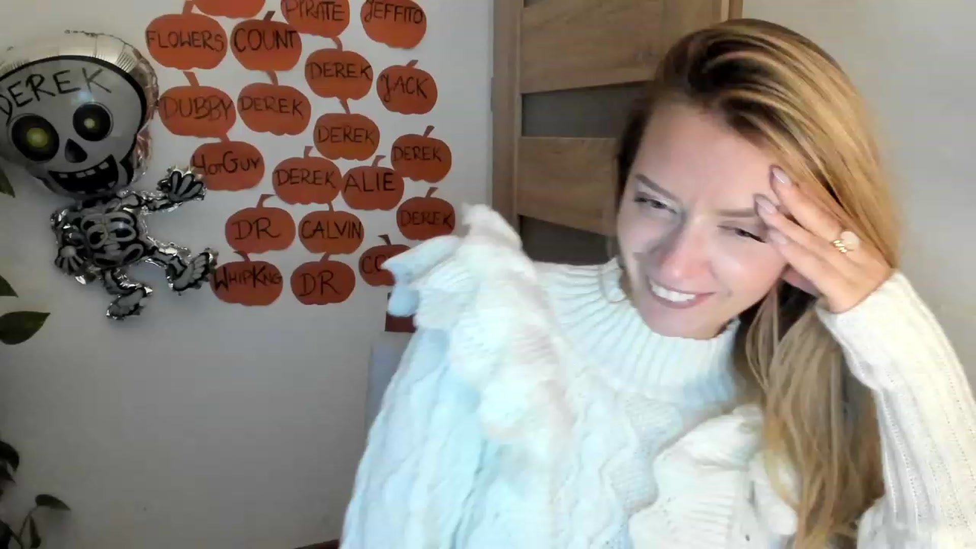 Gallery image thumbnail from MirBee's myfreecams stream on, 10/14/2023, 24:07 image 4 of 20