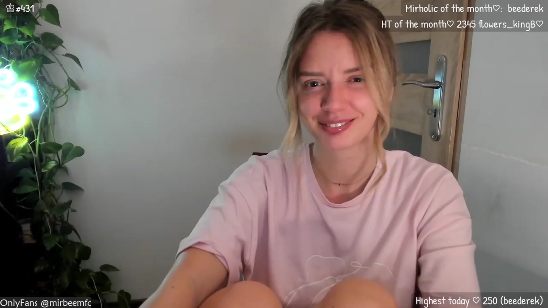 Gallery image thumbnail from MirBee's myfreecams stream on, 12/01/2023, 24:04 image 10 of 20