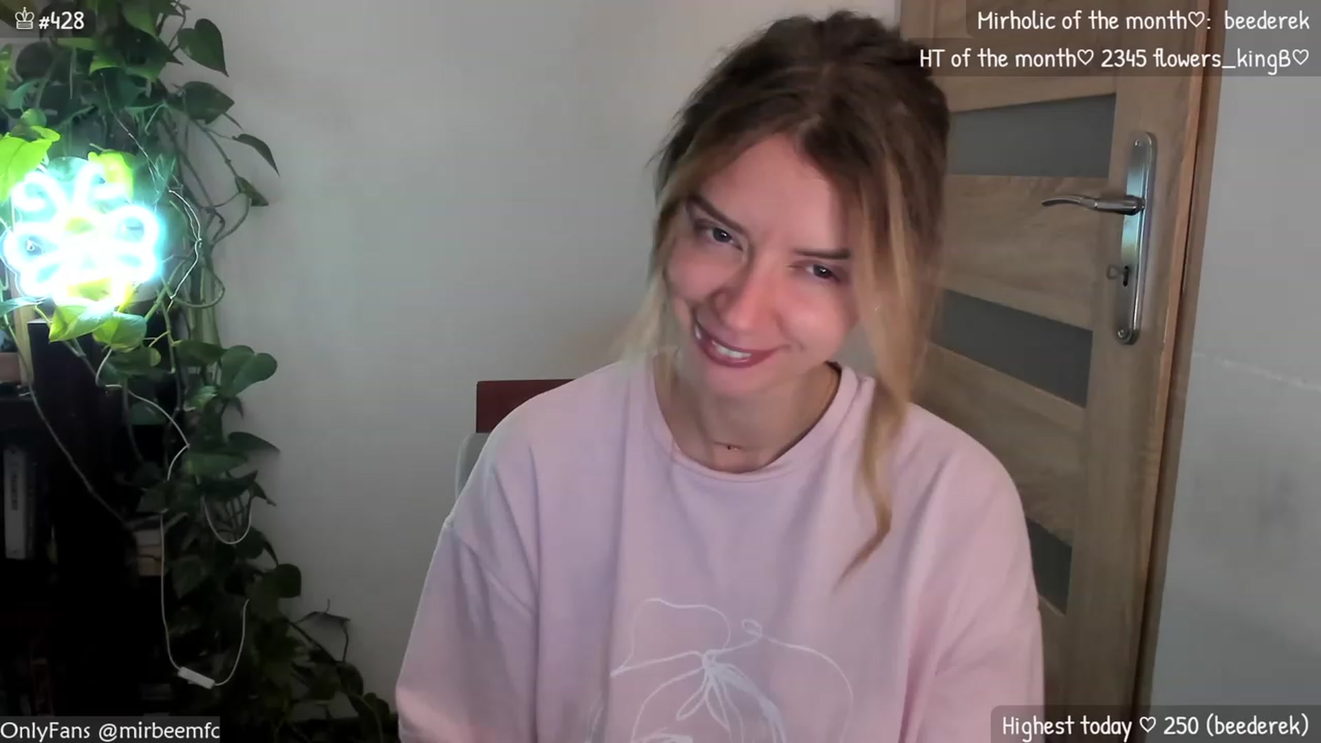 Gallery image thumbnail from MirBee's myfreecams stream on, 12/01/2023, 24:04 image 15 of 20