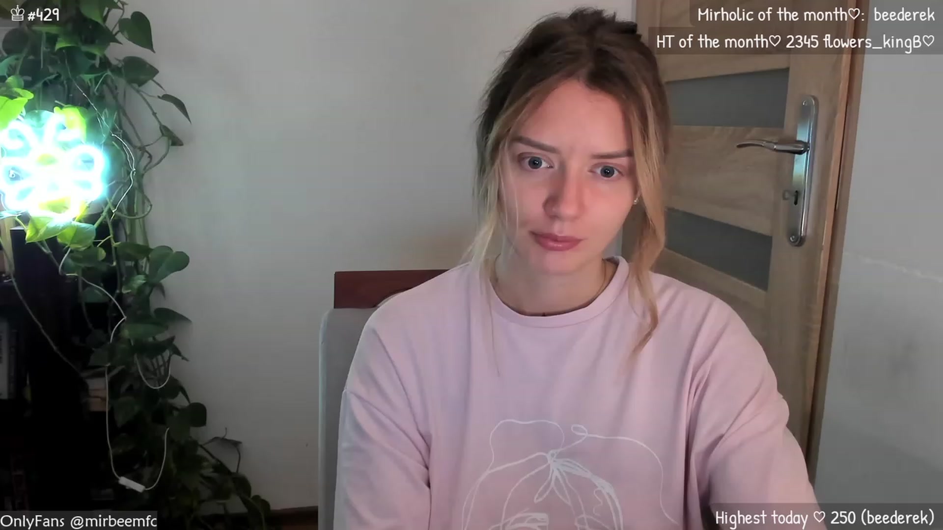 Gallery image thumbnail from MirBee's myfreecams stream on, 12/01/2023, 24:04 image 18 of 20