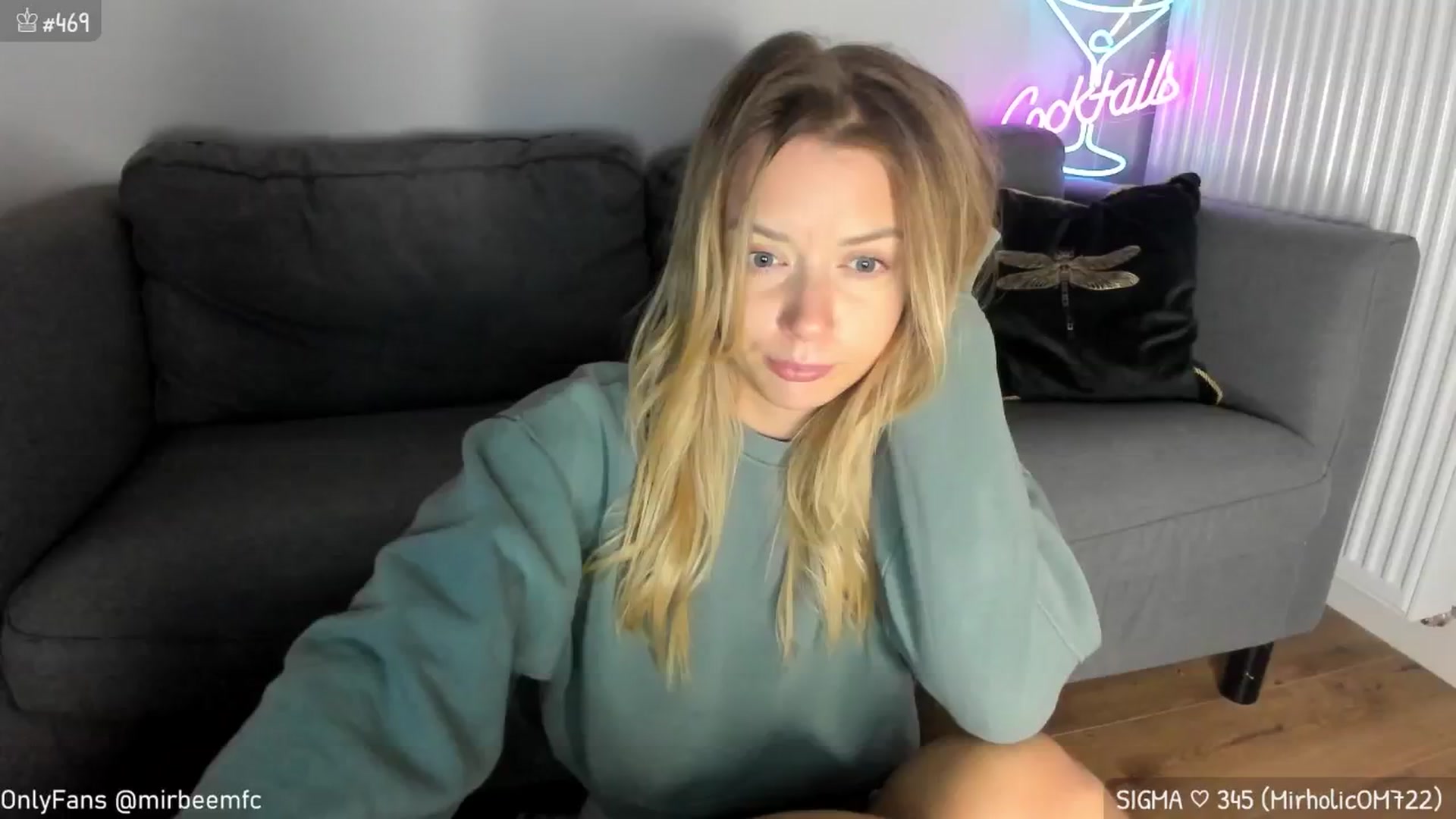 Gallery image thumbnail from MirBee's myfreecams stream on, 10/22/2024, 19:19 image 17 of 20