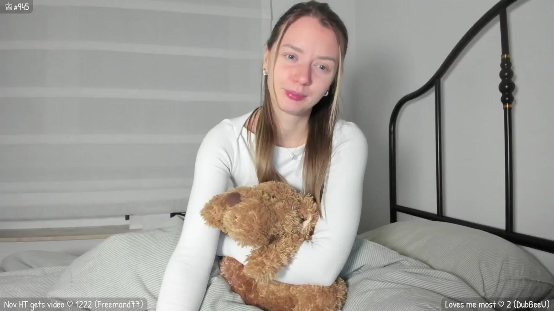 Gallery image thumbnail from MirBee's myfreecams stream on, 11/19/2025, 24:25 image 2 of 20