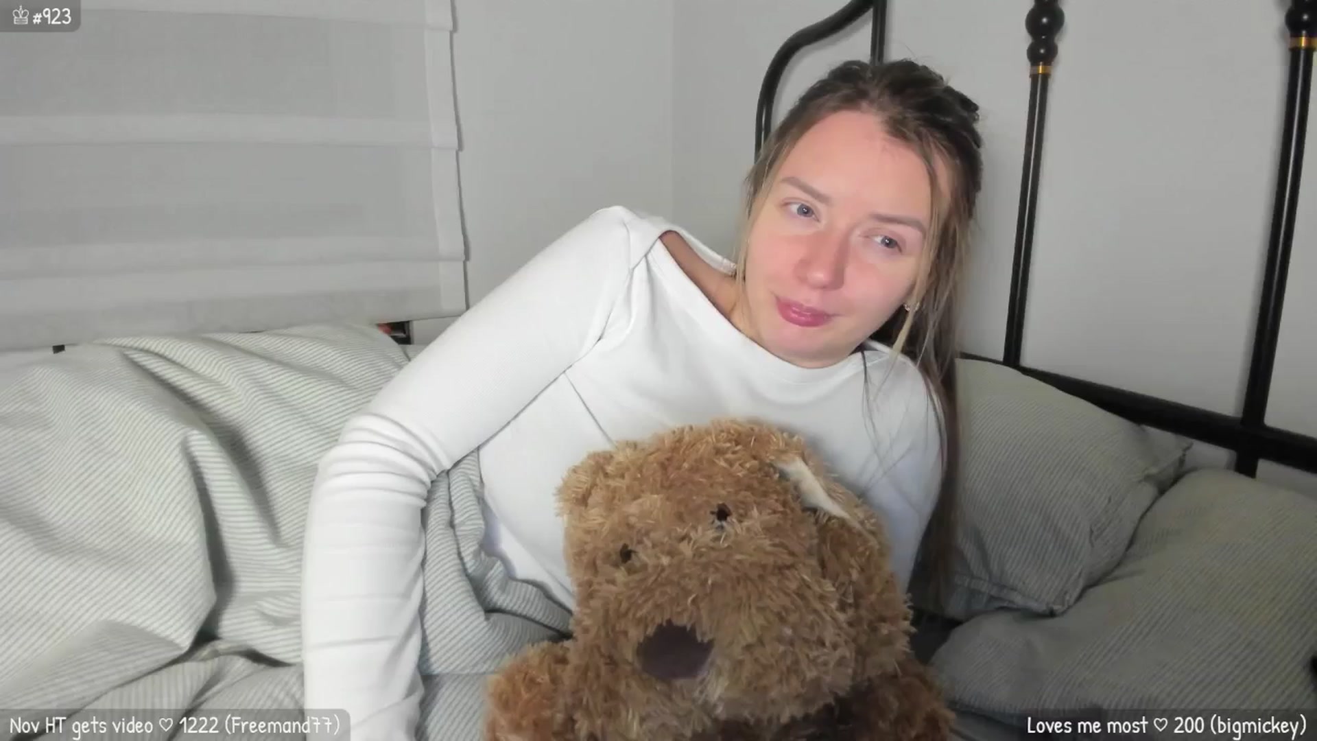 Gallery image thumbnail from MirBee's myfreecams stream on, 11/19/2025, 01:55 image 12 of 20