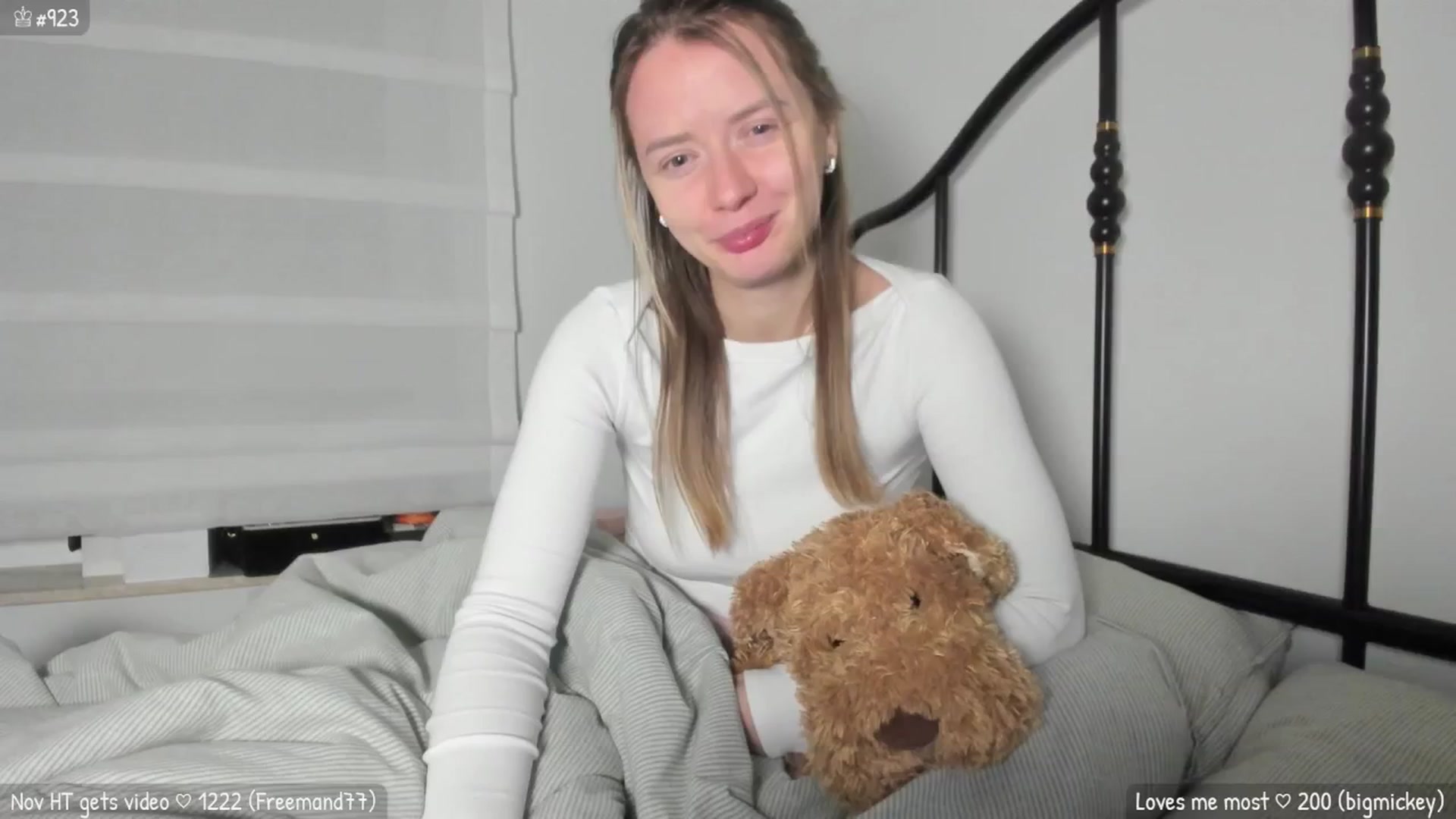 Gallery image thumbnail from MirBee's myfreecams stream on, 11/19/2025, 01:55 image 4 of 20