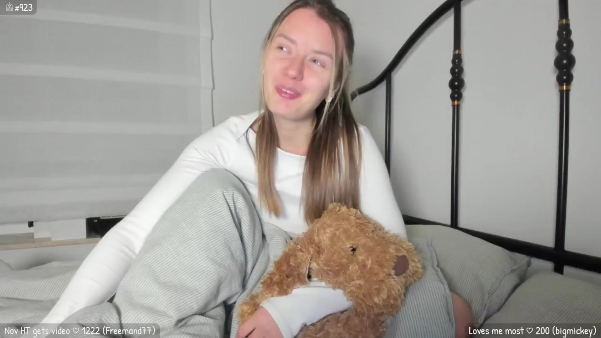 Gallery image thumbnail from MirBee's myfreecams stream on, 11/19/2025, 01:55 image 5 of 20
