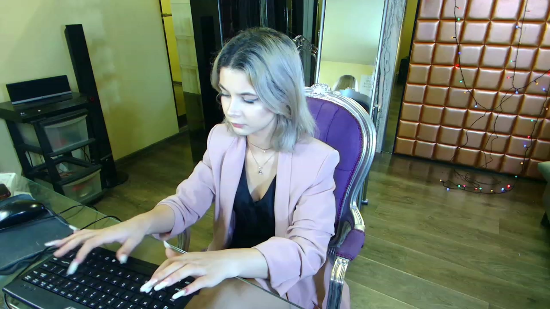 Gallery image thumbnail from Mira18_'s myfreecams stream on, 03/05/2023, 24:33 image 16 of 20