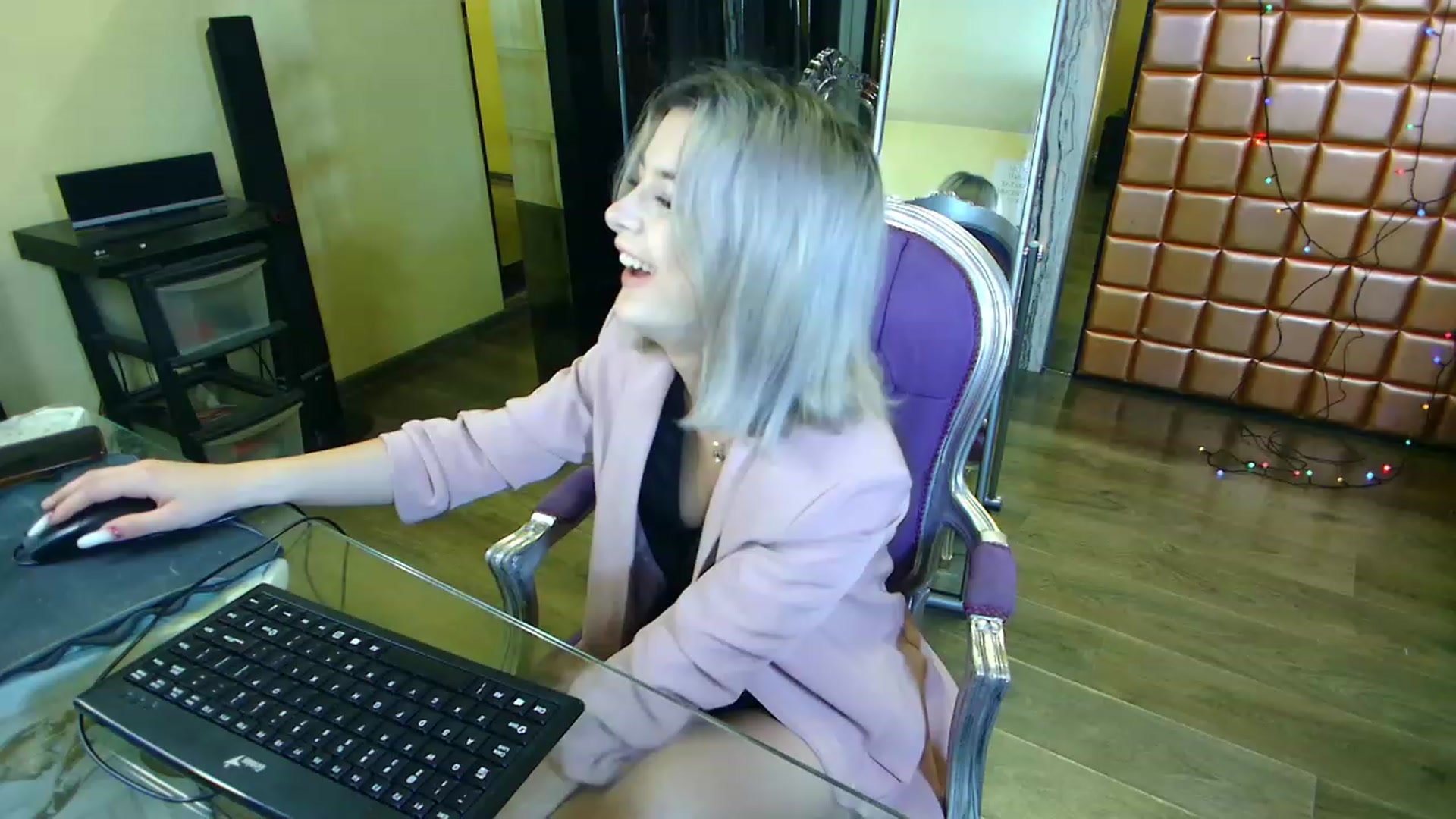 Gallery image thumbnail from Mira18_'s myfreecams stream on, 03/05/2023, 24:33 image 6 of 20