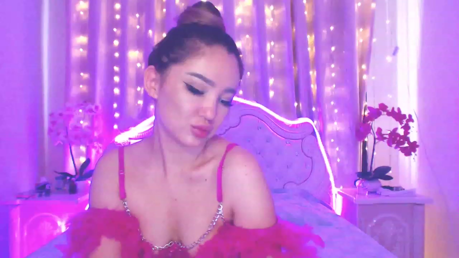 Gallery image thumbnail from MiraKyong's myfreecams stream on, 06/19/2023, 01:27 image 6 of 20
