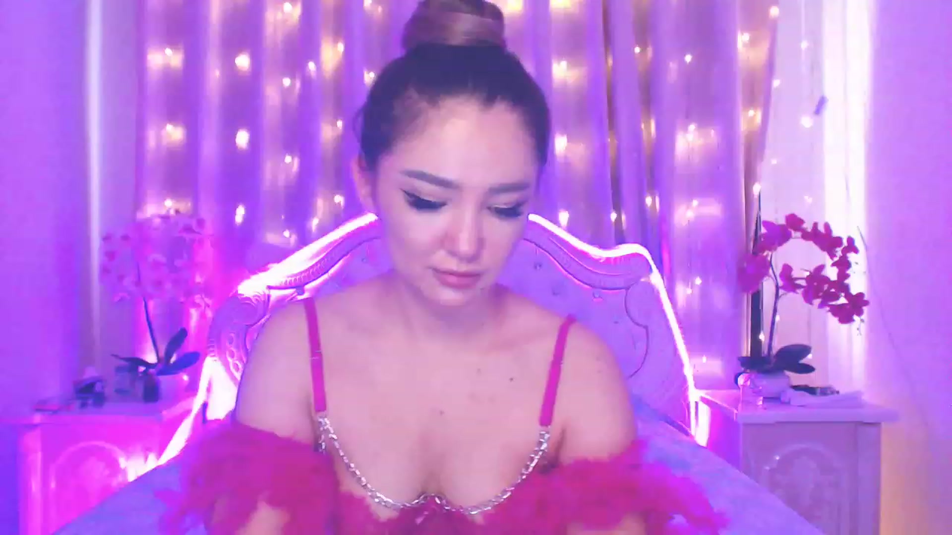 Gallery image thumbnail from MiraKyong's myfreecams stream on, 06/19/2023, 01:27 image 4 of 20