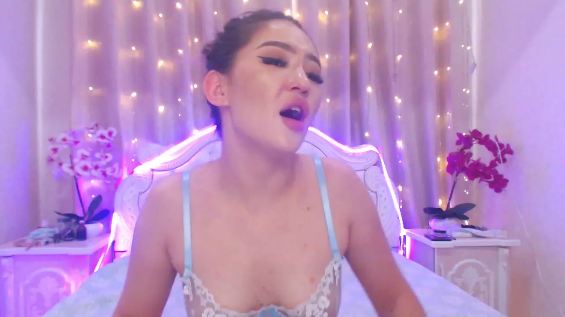 Gallery image thumbnail from MiraKyong's myfreecams stream on, 06/29/2023, 07:03 image 6 of 20