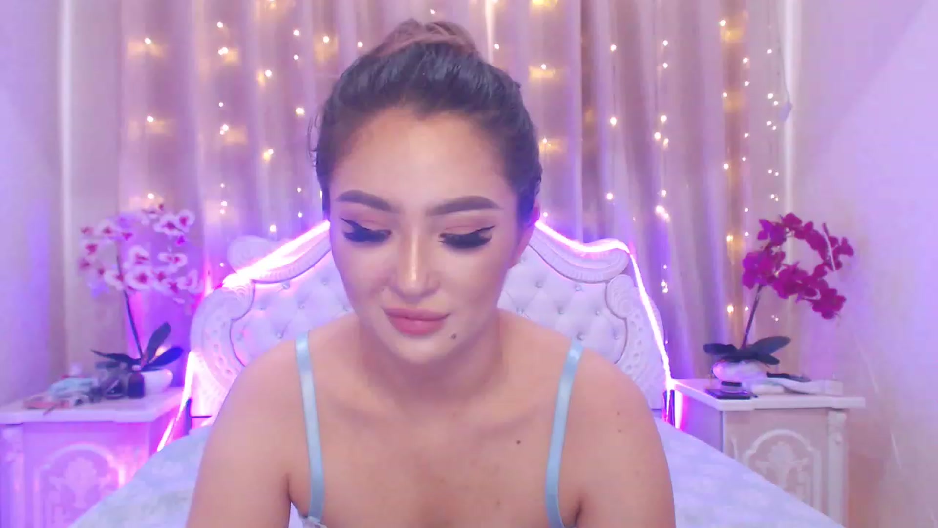 Gallery image thumbnail from MiraKyong's myfreecams stream on, 06/29/2023, 07:03 image 2 of 20