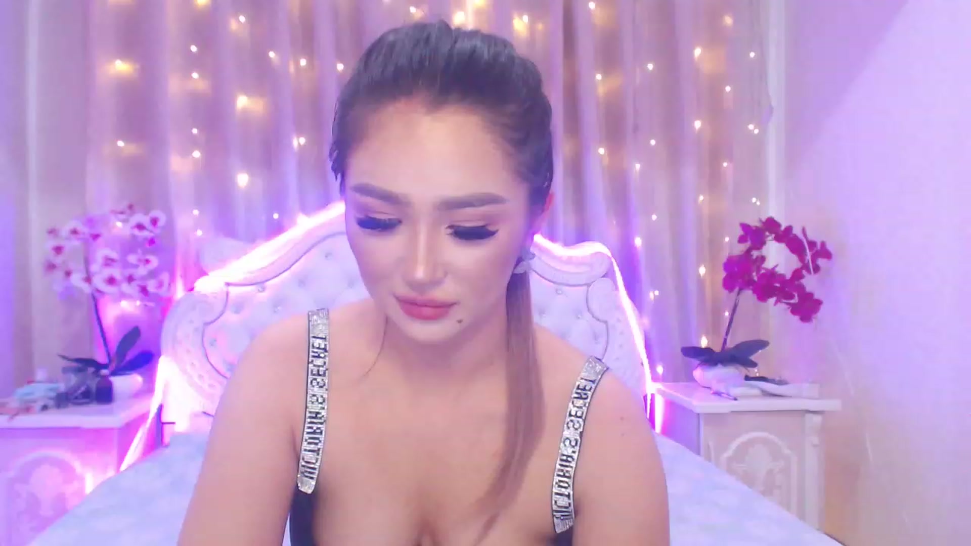 Gallery image thumbnail from MiraKyong's myfreecams stream on, 07/01/2023, 02:35 image 13 of 20