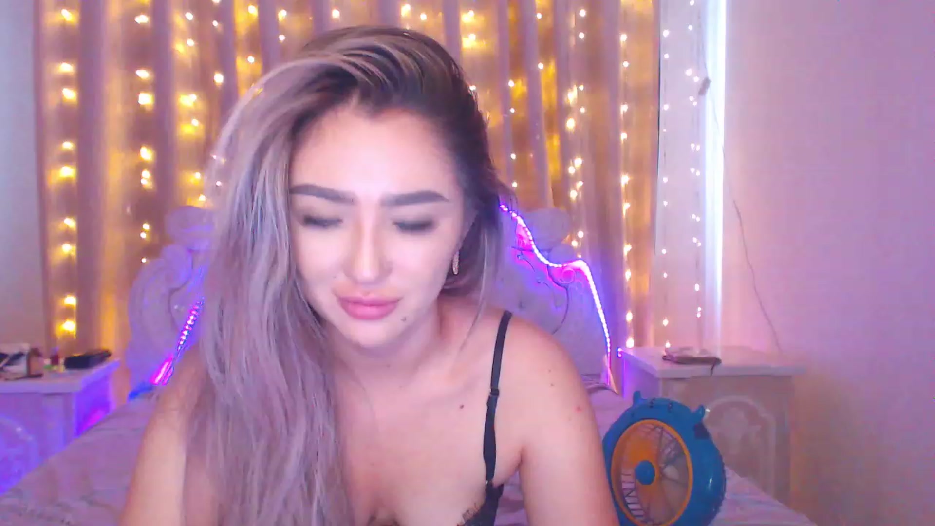 Gallery image thumbnail from MiraKyong's myfreecams stream on, 08/01/2023, 01:32 image 16 of 20