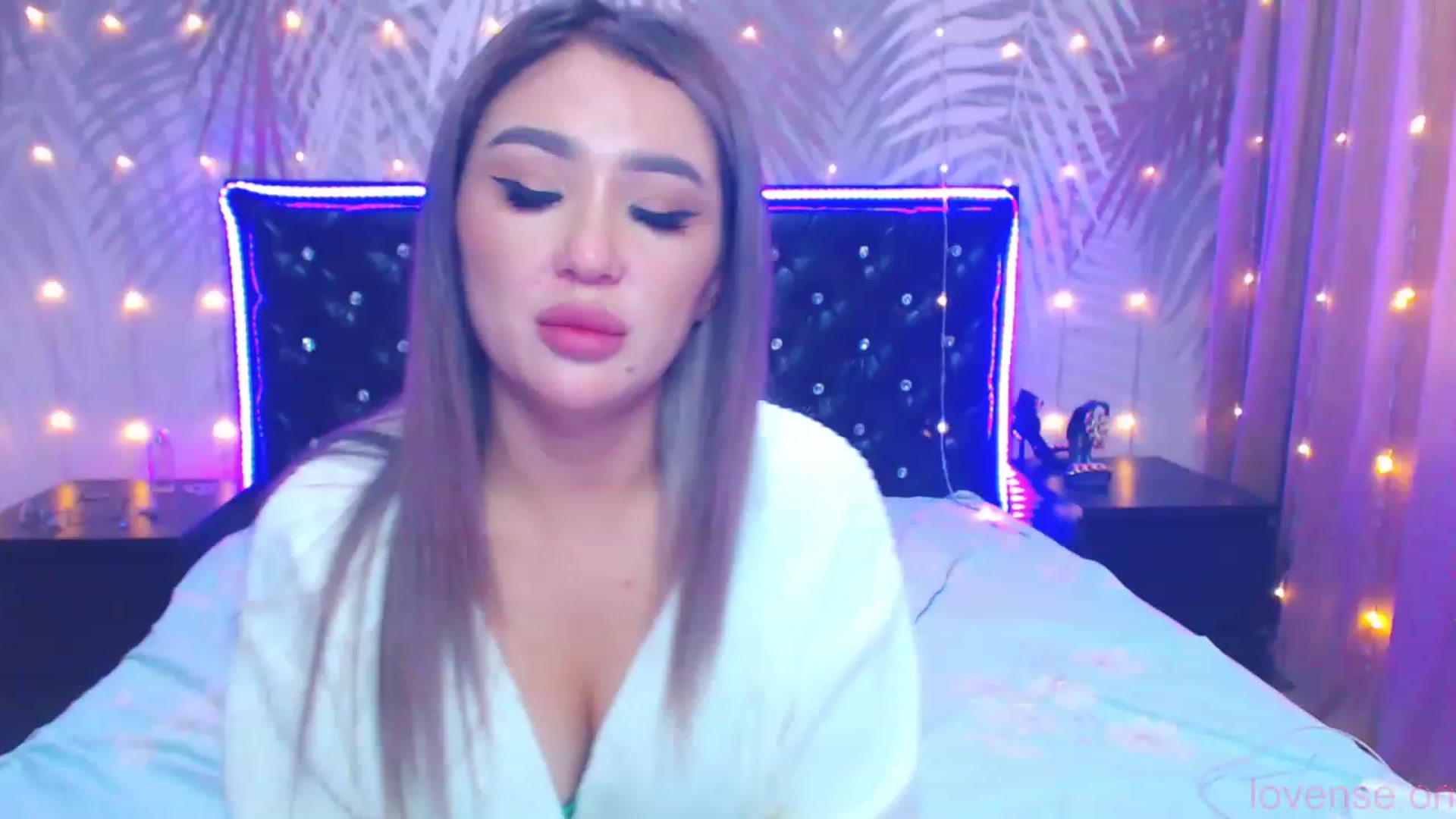 Gallery image thumbnail from MiraKyong's myfreecams stream on, 10/04/2023, 07:08 image 4 of 20