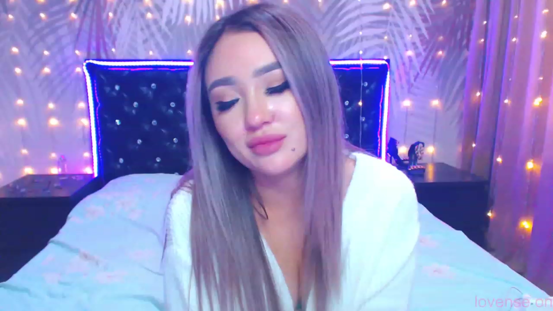 Gallery image thumbnail from MiraKyong's myfreecams stream on, 10/04/2023, 07:08 image 17 of 20