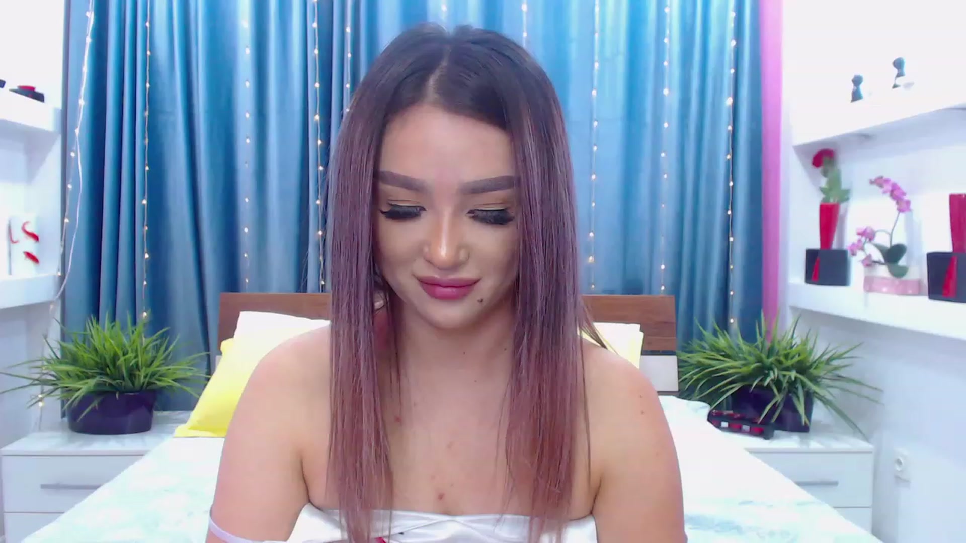 Gallery image thumbnail from MiraKyong's myfreecams stream on, 12/06/2023, 04:38 image 10 of 20
