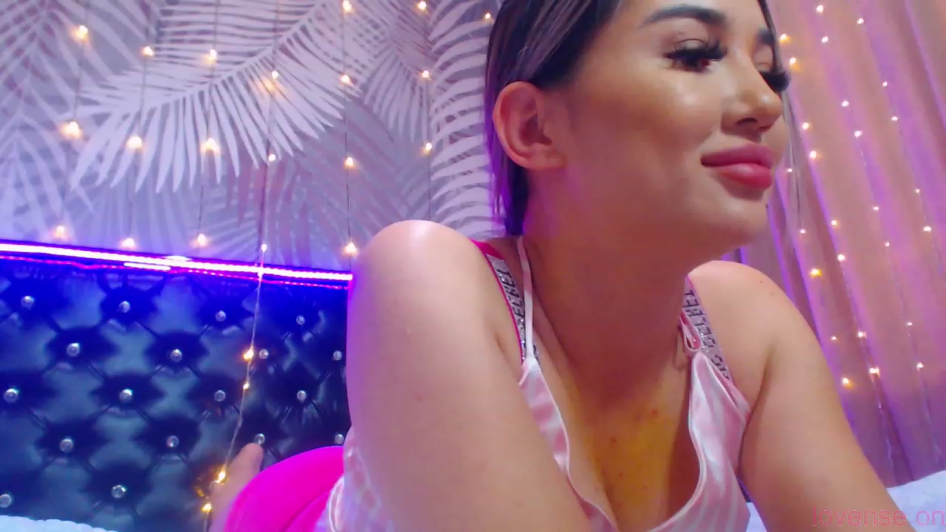 Gallery image thumbnail from MiraKyong's myfreecams stream on, 12/19/2023, 07:03 image 3 of 20